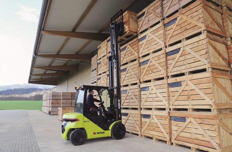 The Clark Renegade series (S25-35XE) is designed for operators who want the benefits of the Clark S-Series-Smart. Strong. Safe.