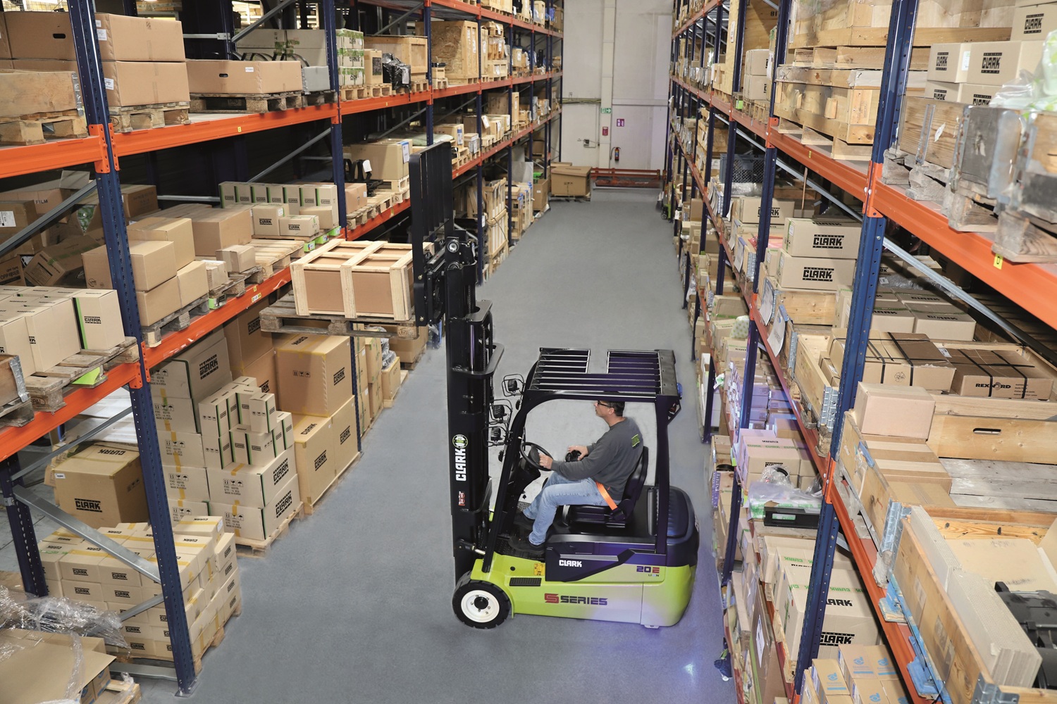 Thanks to their compact design and impressive manoeuvrability, the S-Series Electric STE and SE electric forklift trucks are the ideal solution for use in narrow aisles