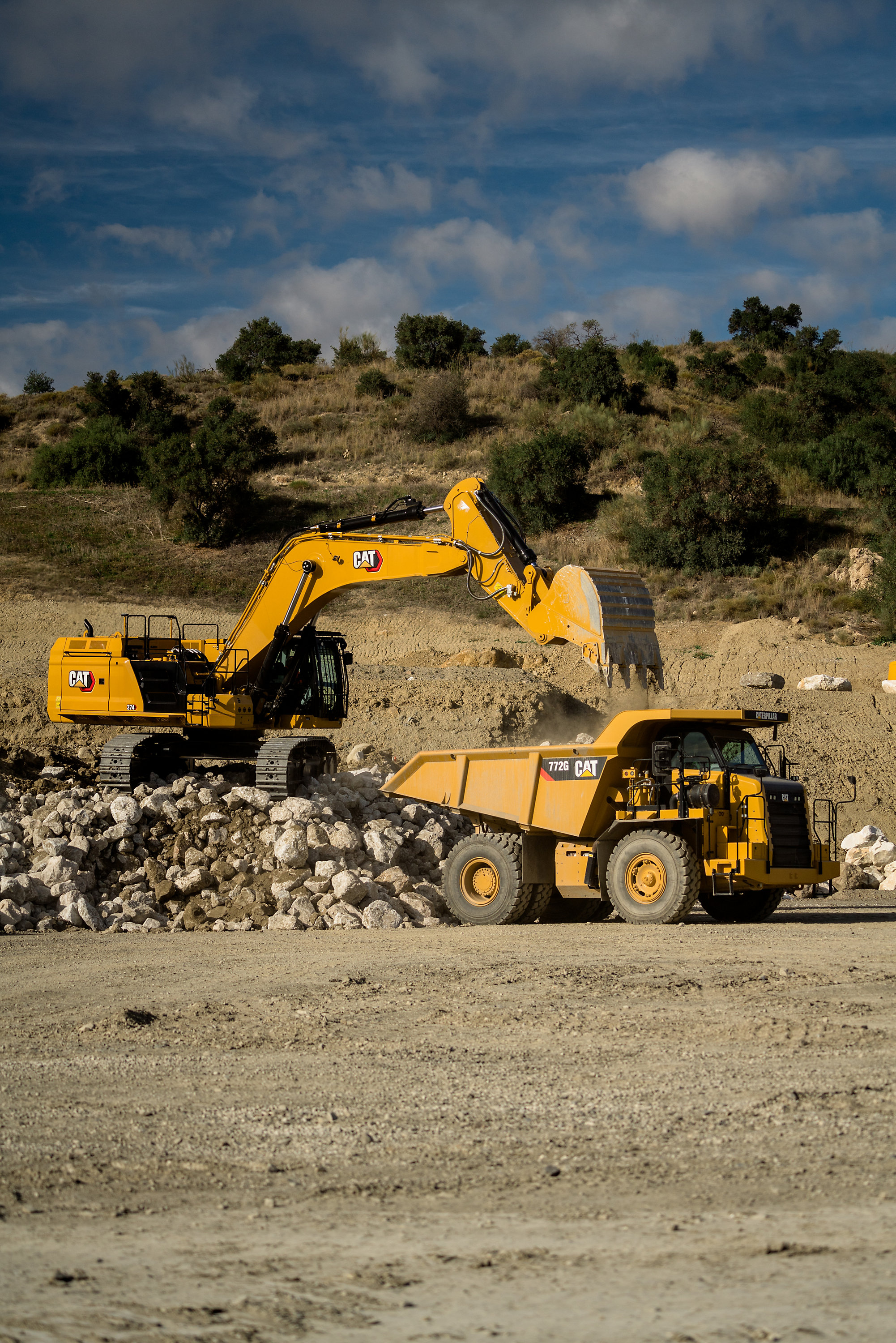 Cat 374 excavator