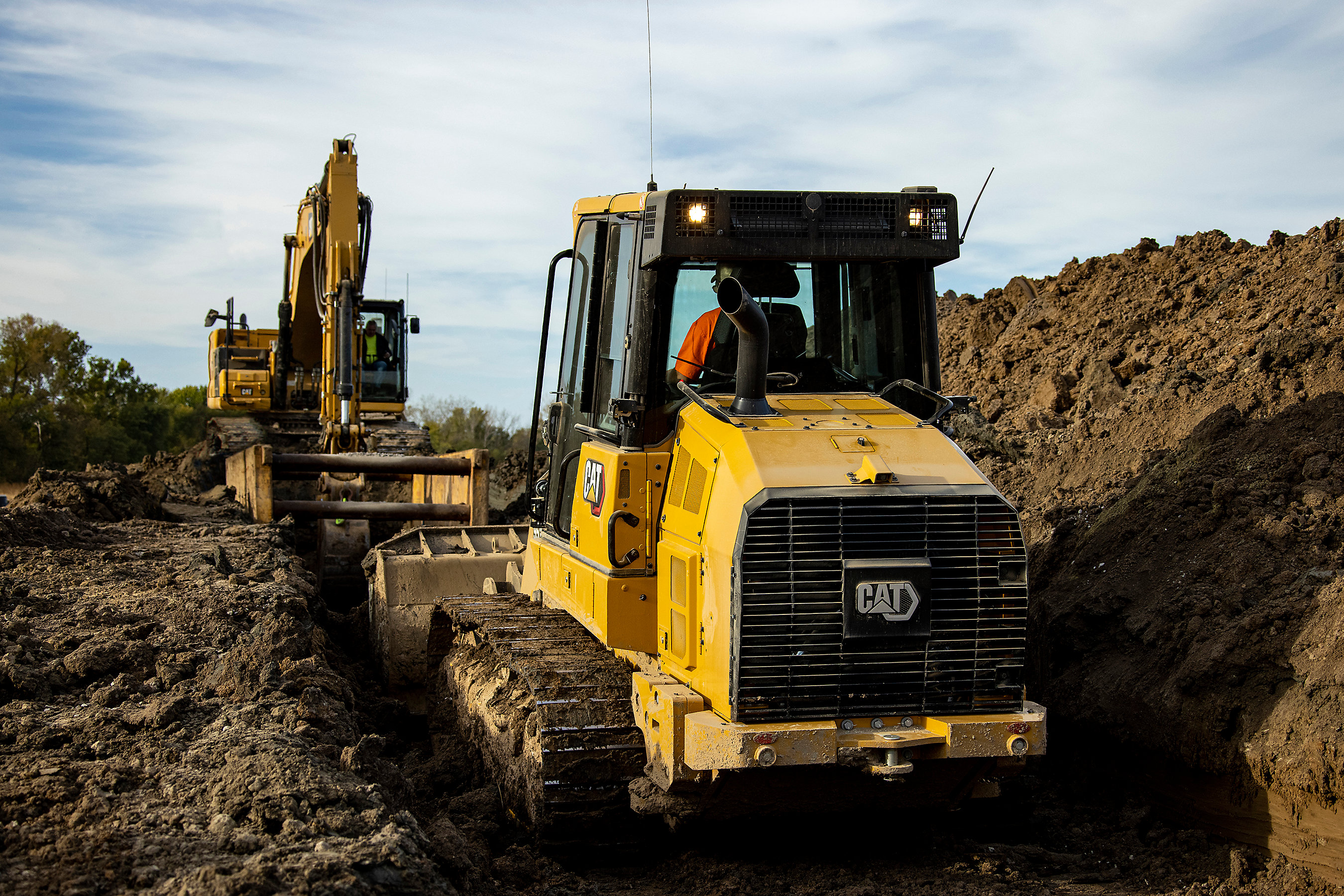 sized for agility and work in tight spaces, the new 160 hp (119 kW) Cat® 953 track loader weighs in at 35,181 lbs (15 958 kg).