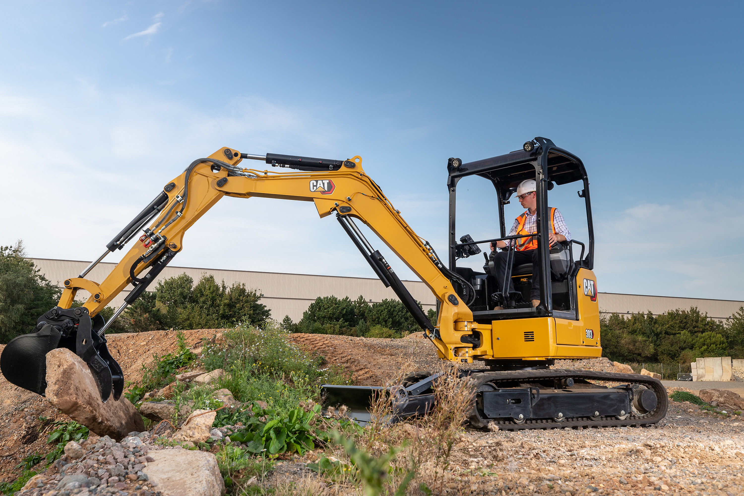 New Cat® 2.7- to 3.5-ton mini hydraulic excavators lower cost, increase efficiency and offer class-size industry-first features LECTURA Press