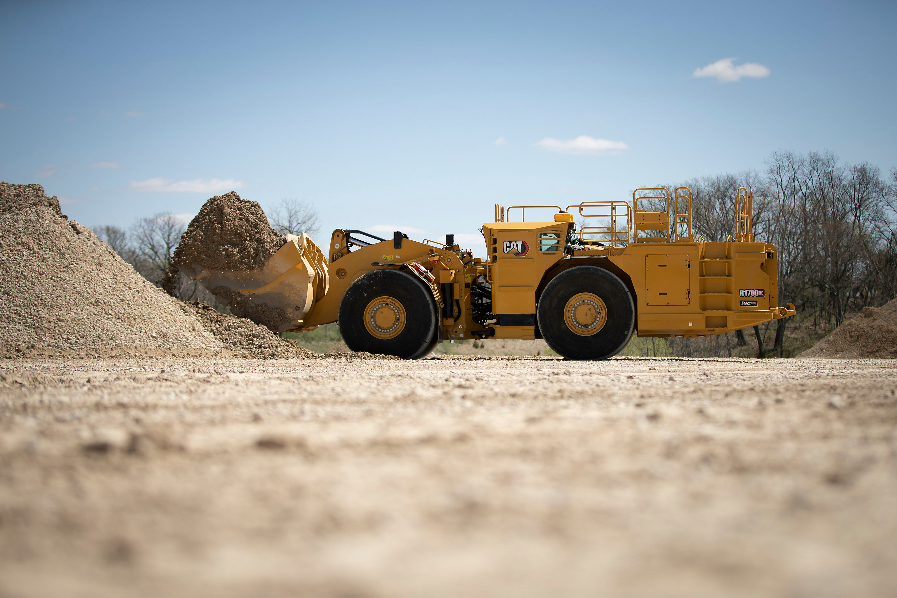 Cat R1700 XE underground battery-electric LHD
