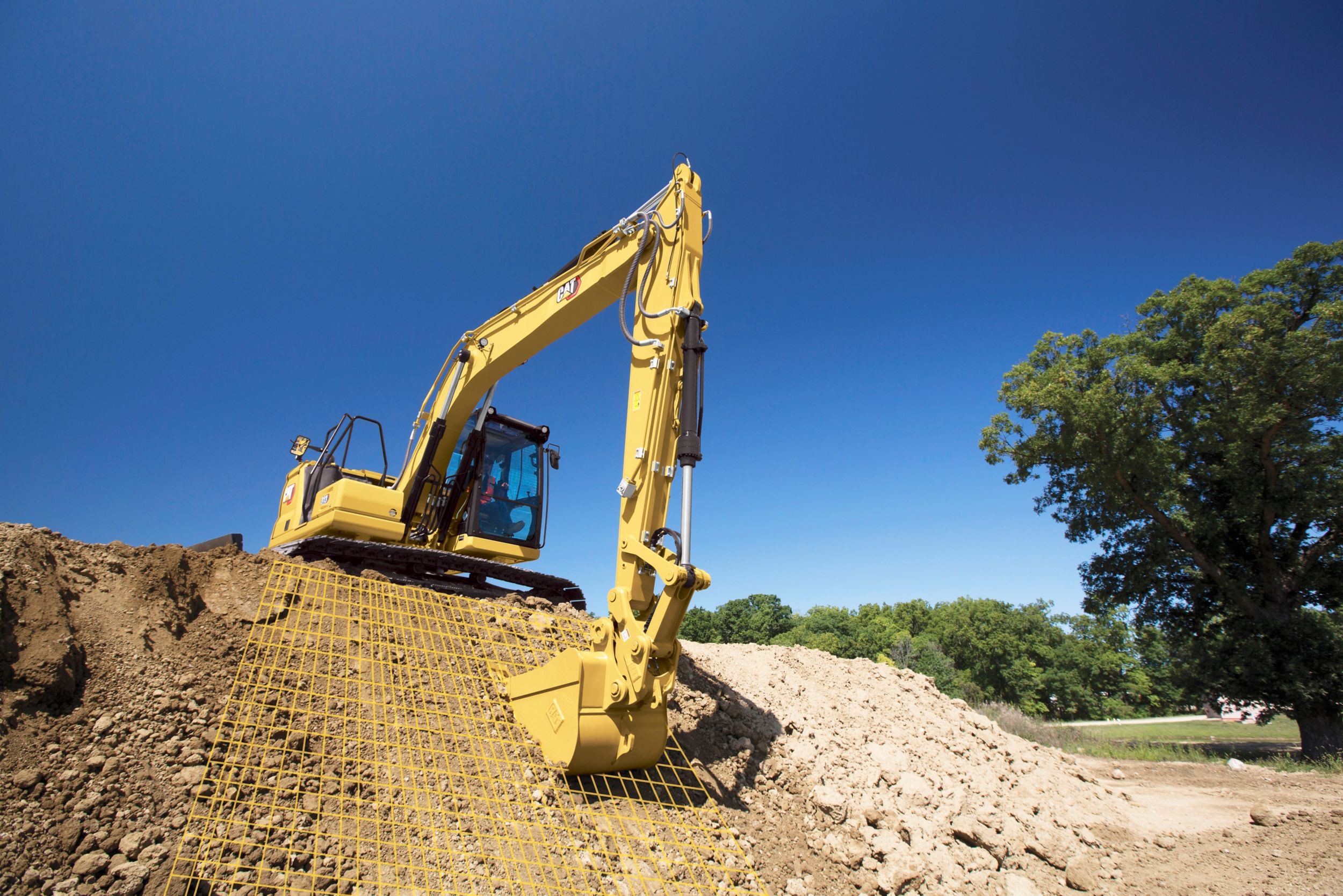 Cat® Grade with 2D for excavators is an indicate system that helps operators reach grade faster.* Select your target depth and slope and watch the Grade with 2D system use on-board processors and sensors to provide real-time guidance on the distance to grade.*Compared with traditional grading methods.