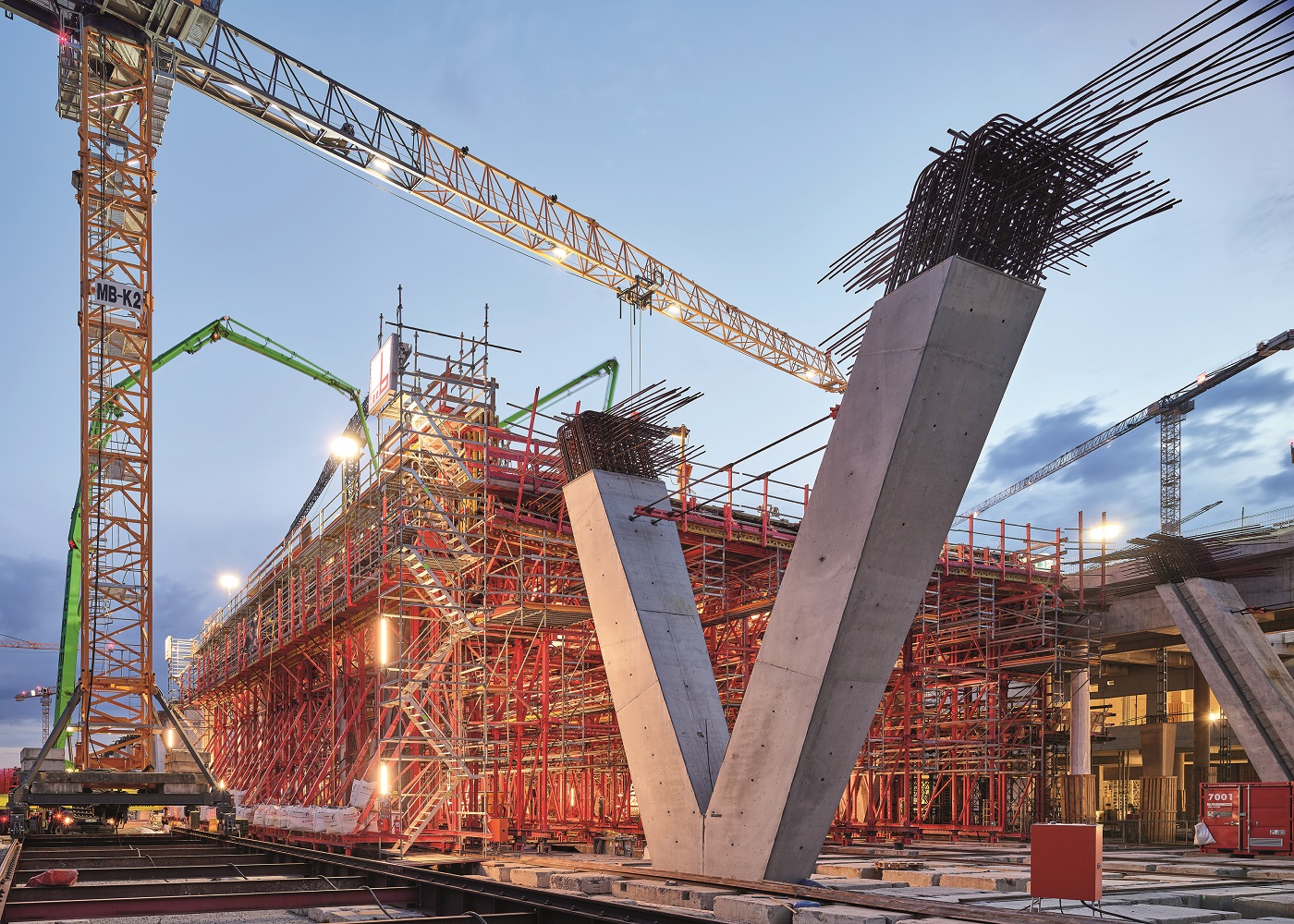PERI assisted with the construction of the 550-m-long and 27-m-wide drive-by platform by providing a customised formwork carriage solution.
