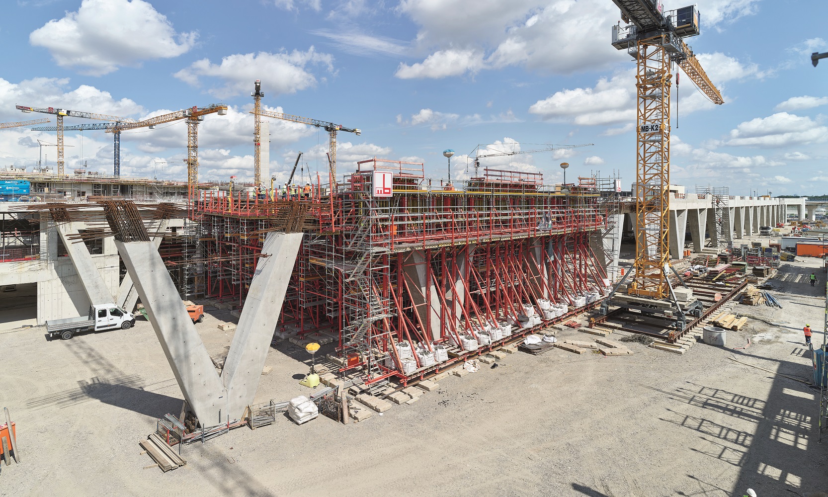 The 15,300 m² bridge area is supported by 70 V-shaped columns at a height of over 10 m.