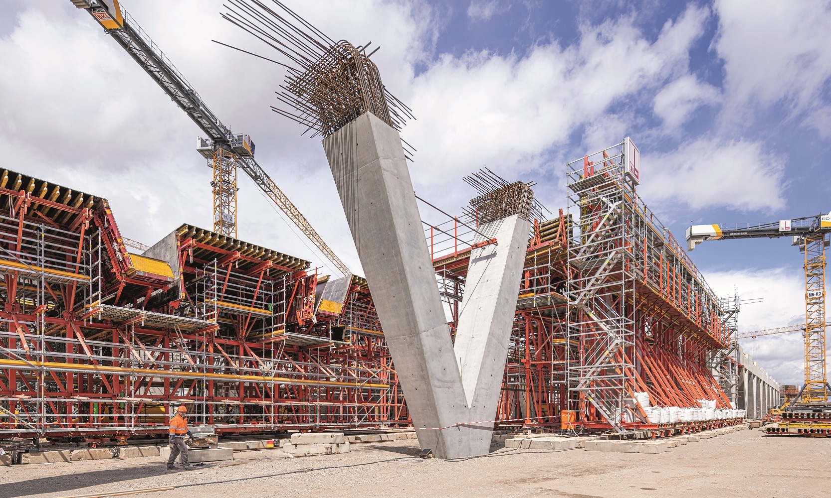A total of 14 concreting sections, each just under 40 m long, were required to complete the drive-by platform.