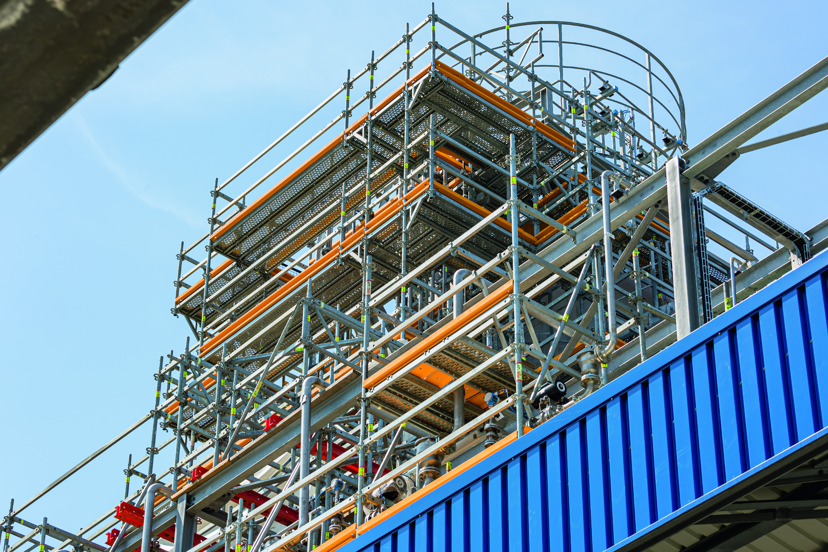 The metric basic grid of the PERI UP scaffolding kit ensured a high level of geometric and structural adaptability – and therefore a high degree of occupational safety. <br> Image source: PERI Germany