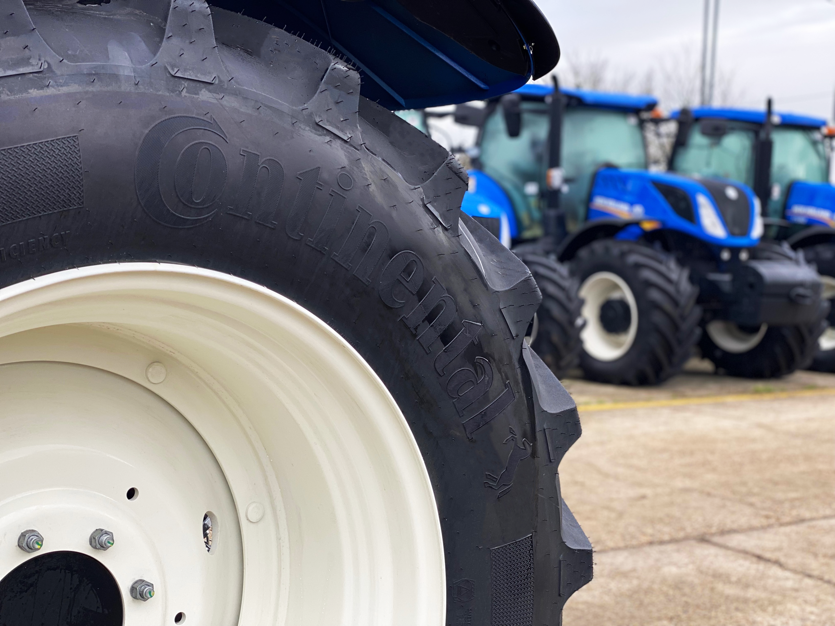 Selected New Holland tractor series now available for order with TractorMaster and VF TractorMaster tires. / New Holland Traktoren ab sofort mit TractorMaster und VF TractorMaster erhältlich. <br> Image source: Continental Tires 