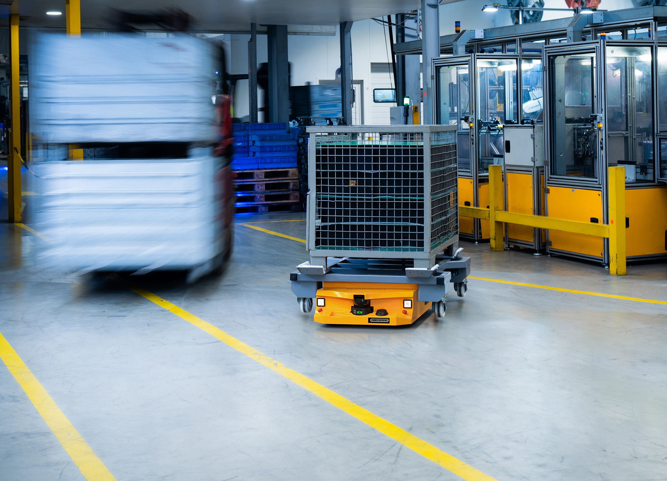 Autonomous Mobile Robots transport heavy loads of over one metric ton and increase the efficiency of production and the entire value chain.