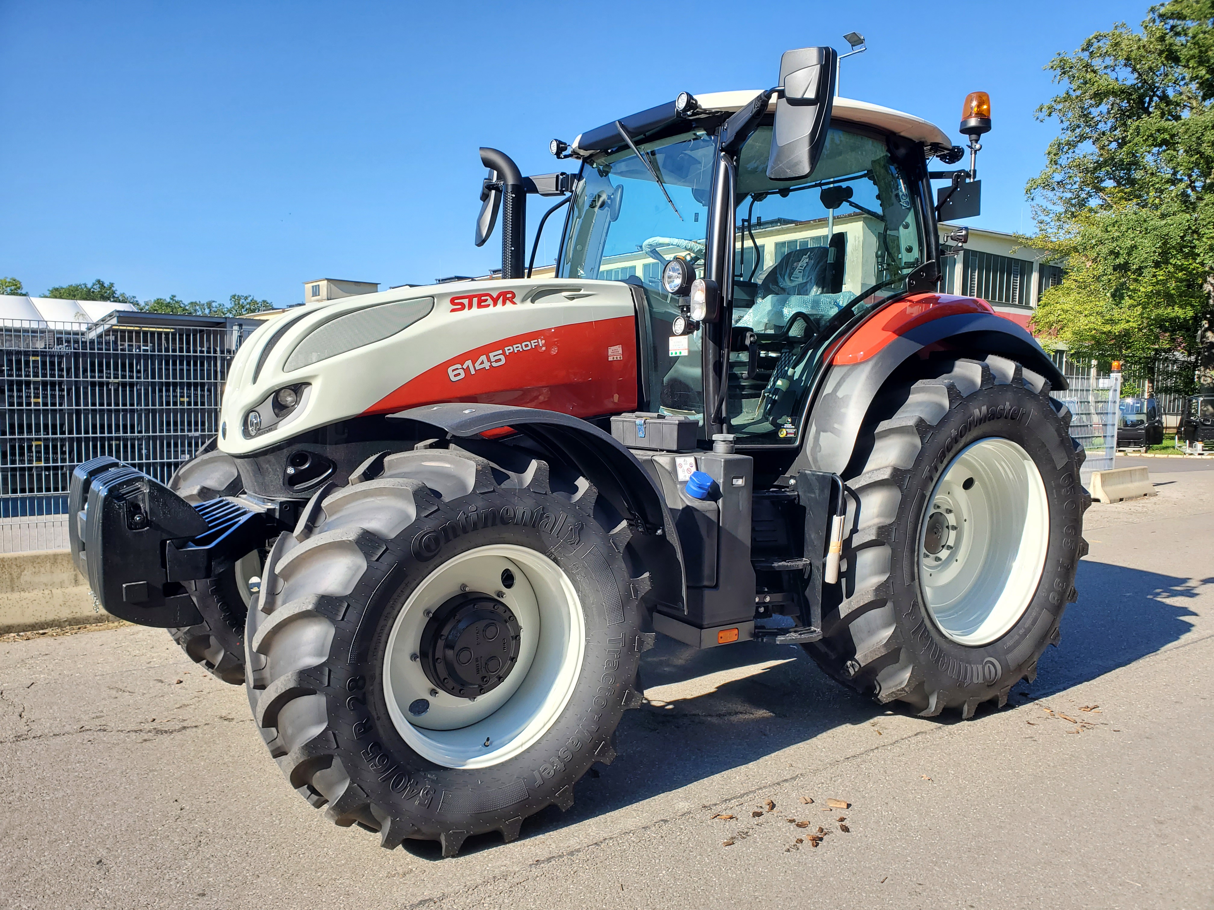 With immediate effect, STEYR tractors are available with VF TractorMaster and TractorMaster.