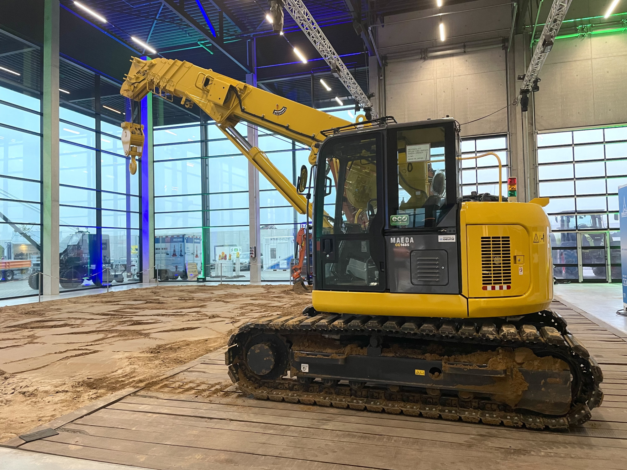 DEUTZ and Japanese crane manufacturer Maeda unveil the CC 1485 crawler crane: The first Maeda crane to be  equipped with an electric drive from DEUTZ.