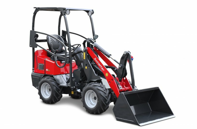 The new Schäffer 16e is a quiet and emission-free compact loader for working in barns and stalls.