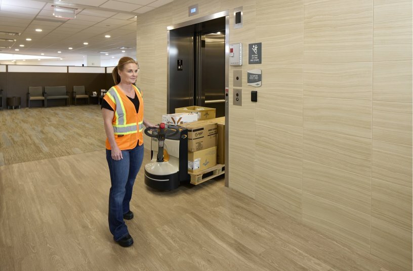 Thanks to its compact design and exceptional maneuverability, the WJ 50 Series by Crown sets new standards for use in confined spaces.