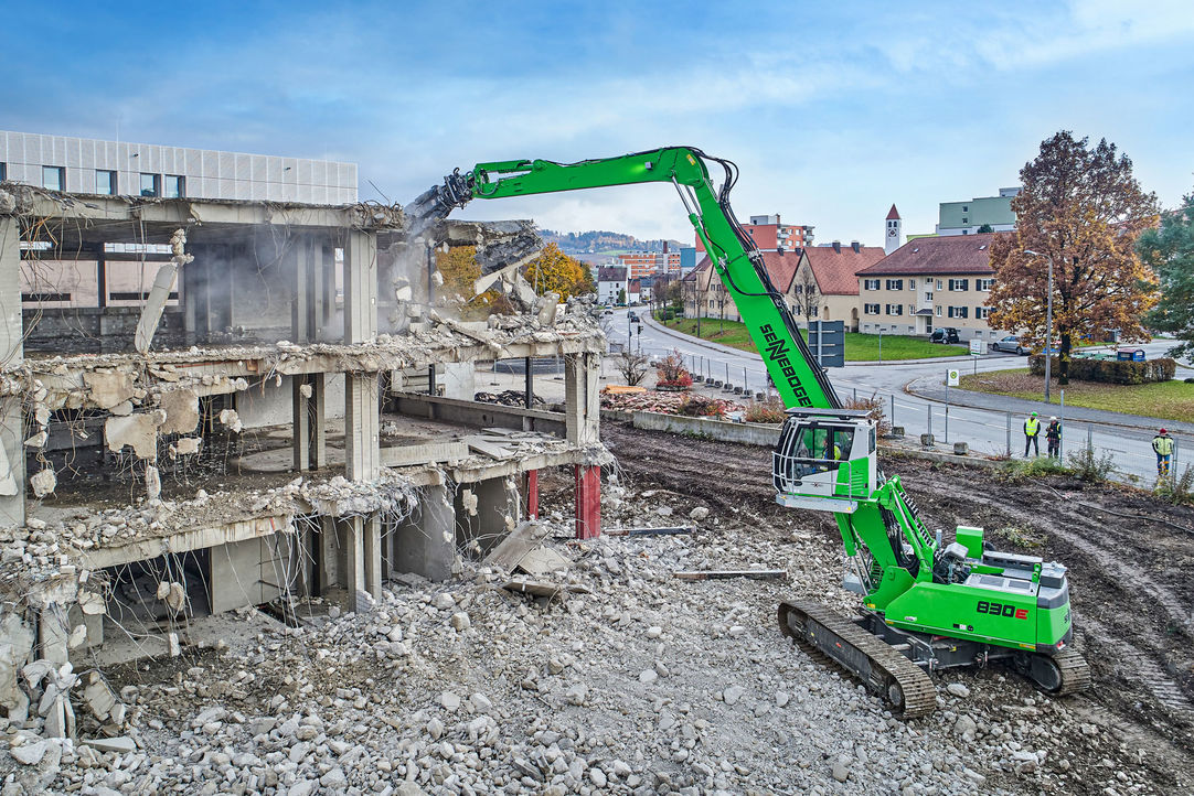 The 830 demolition machine shows its strengths in the demolition of the Deggendorf school center: powerful hydraulics, coupled with enormous tractive force, reach and high stability.