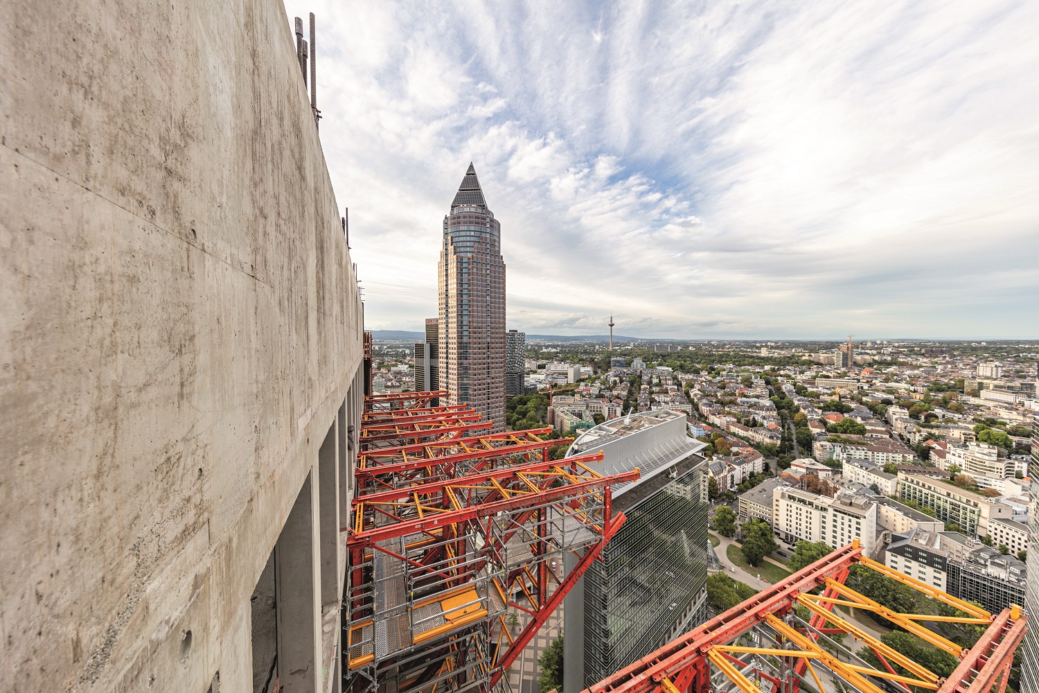 An access scaffold was erected using components from the PERI UP Scaffolding Kit during the process of assembling and disassembling the console brackets on the building.
