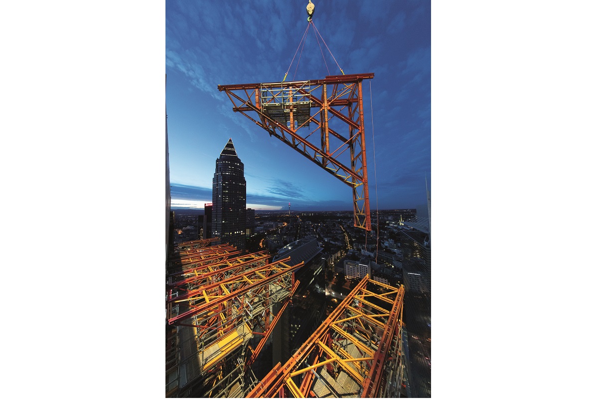 The support structure for the cantilever was moved to the 33rd floor with the help of a crane.
