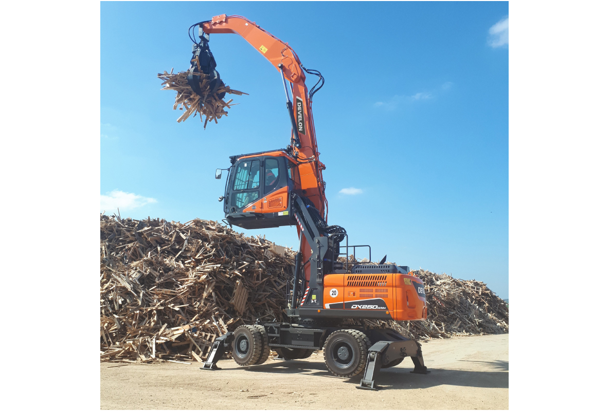 DEVELON DX250WMH Material handler