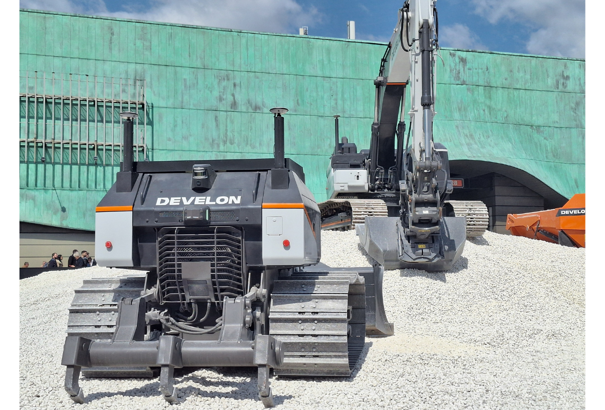DEVELON DD100-CX and DX225-CX