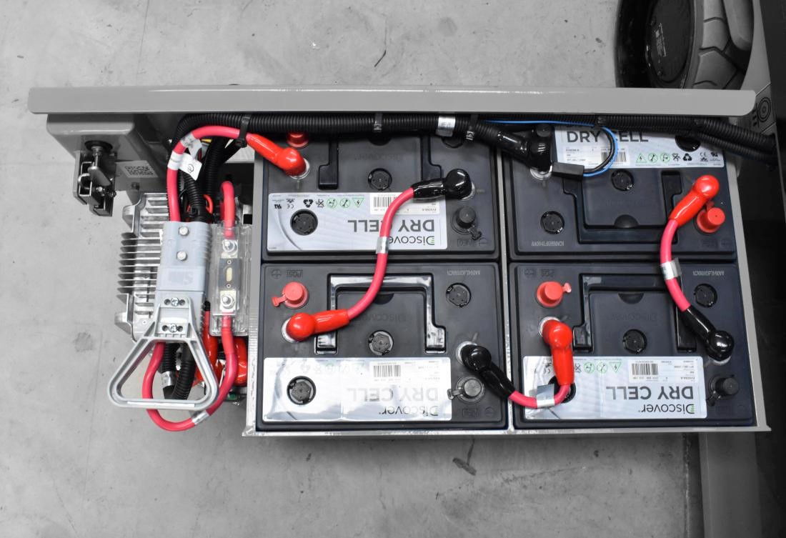 Discover Dry Cell batteries in a scissor lift LECTURA Press