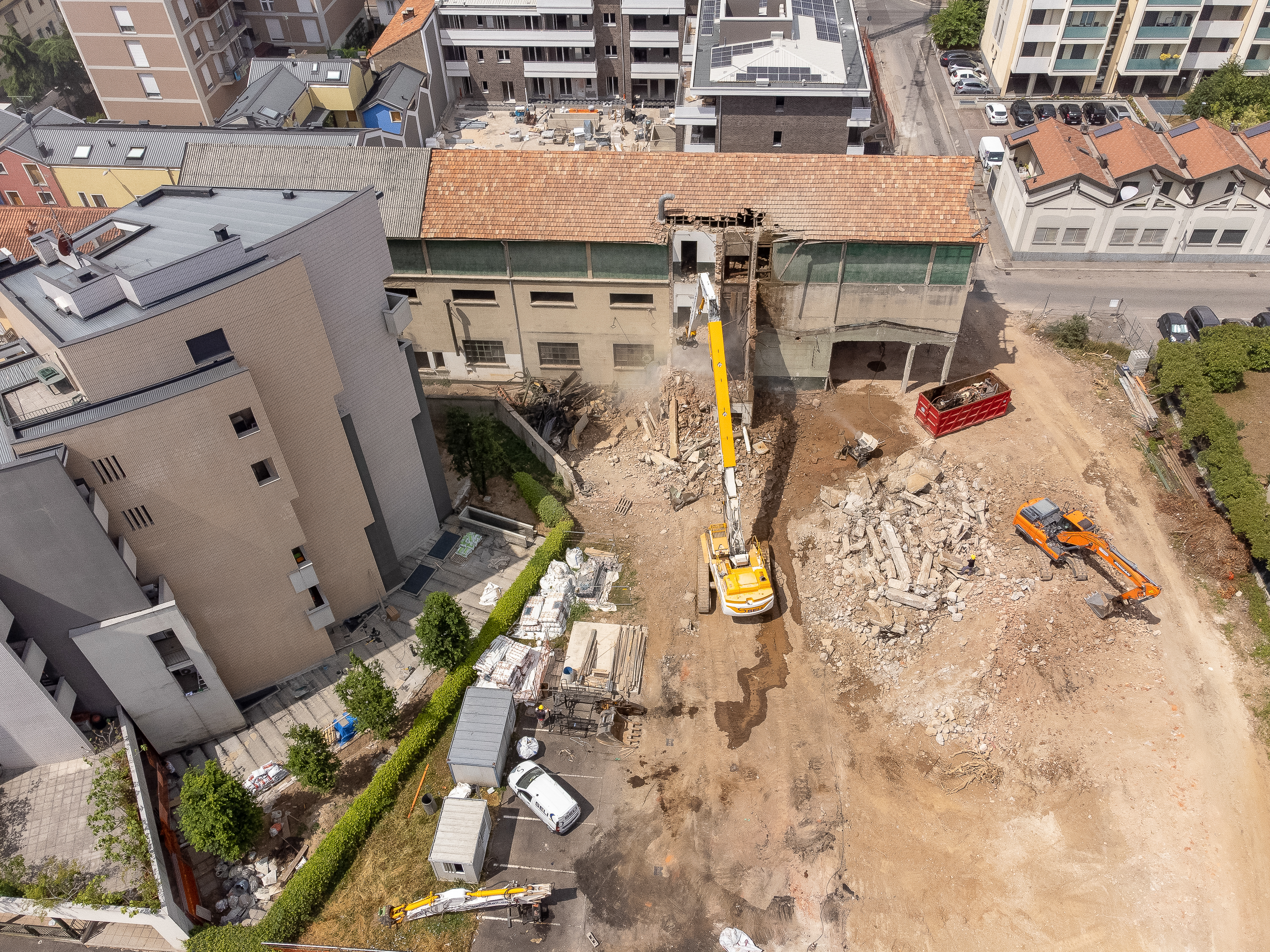 Abriss von historischem Fabrikgebäude mit Doosan-Abbruchbagger