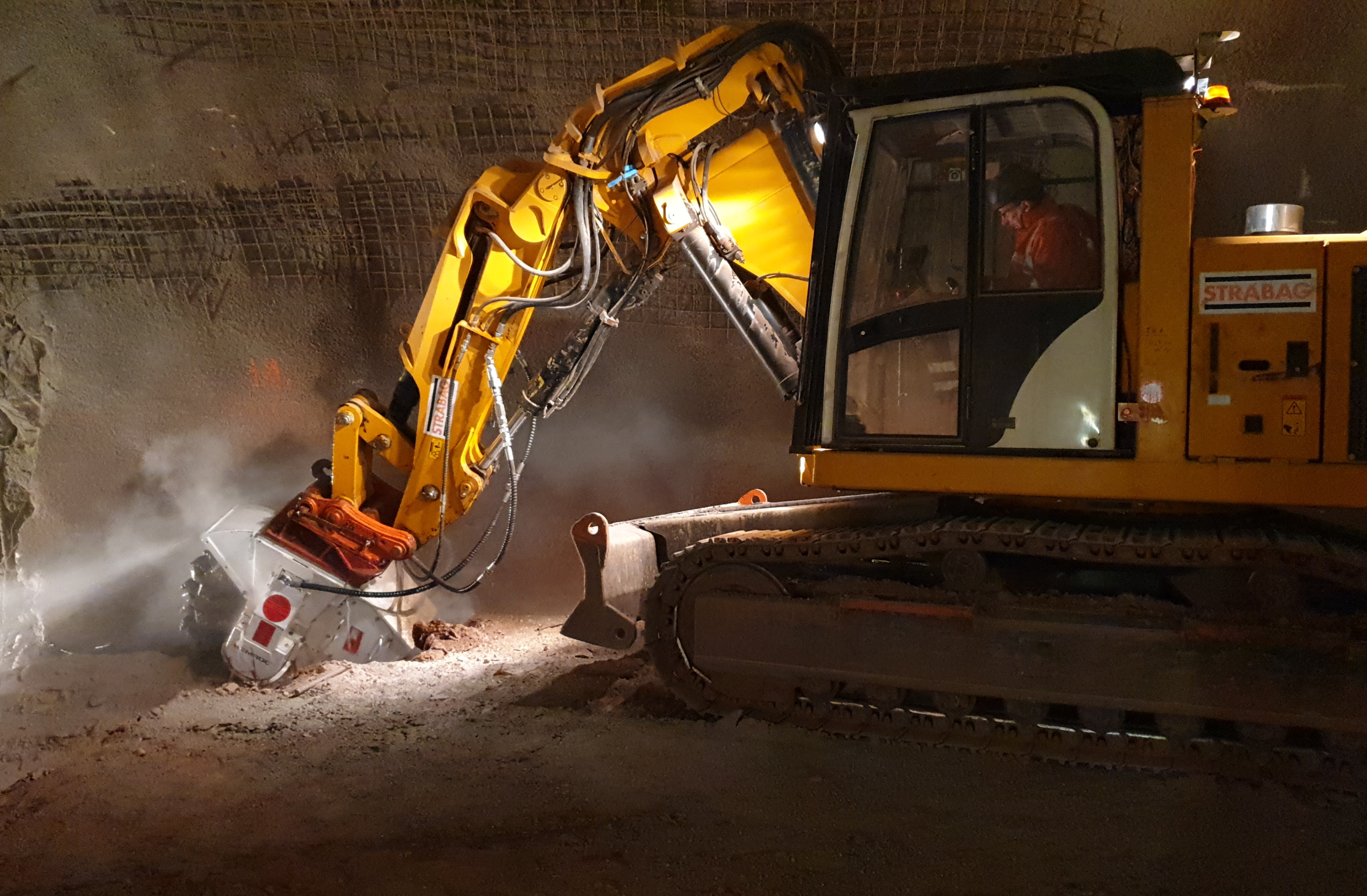 During the excavation of the Trimberg tunnel, miners used a KEMROC cutting wheel to remove a temporary calotte base made of shotcrete.