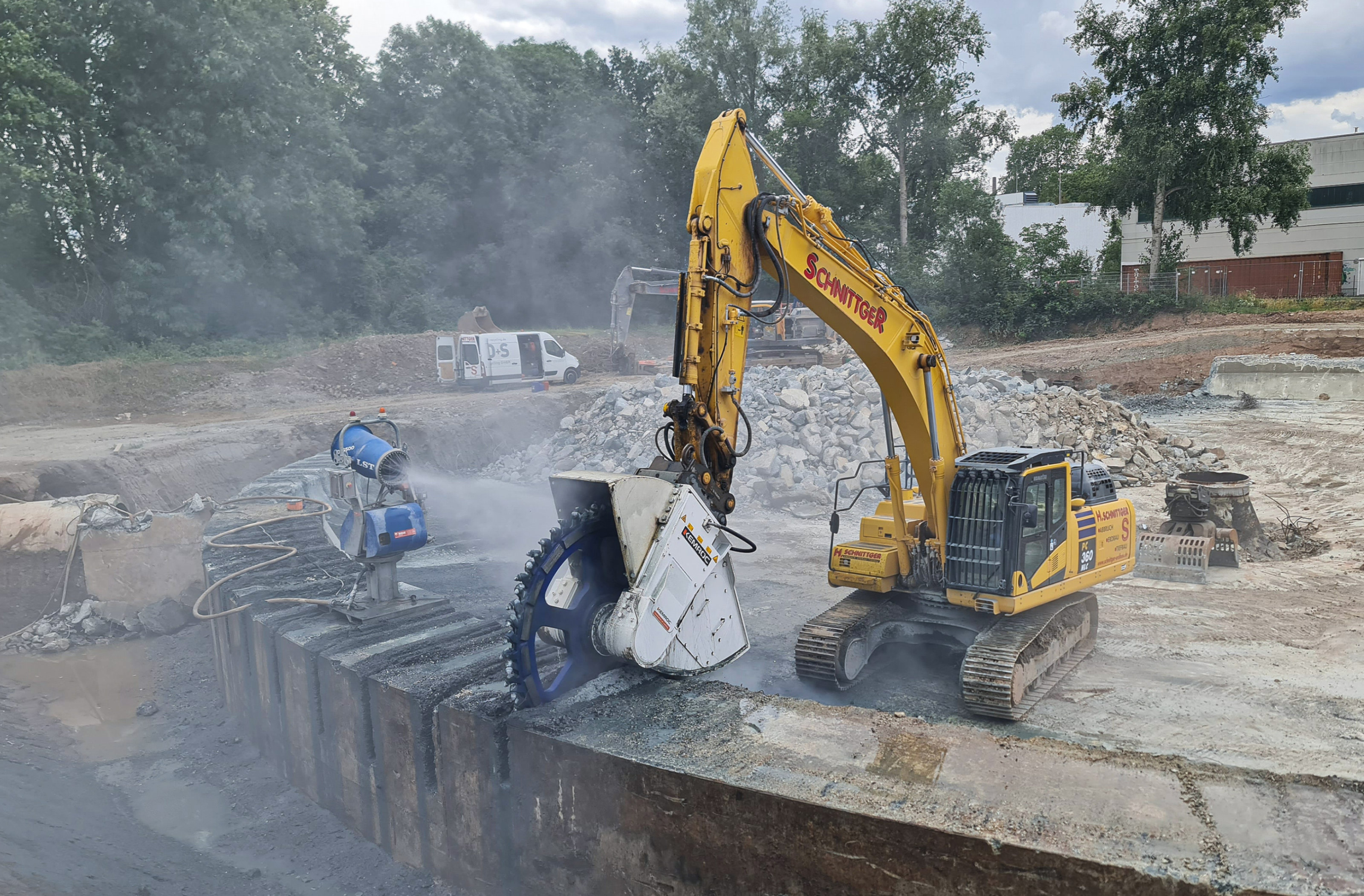Massive concrete structures were cut up using KEMROC cutting wheels, among other things, to create space for a new residential quarter in Weingarten.