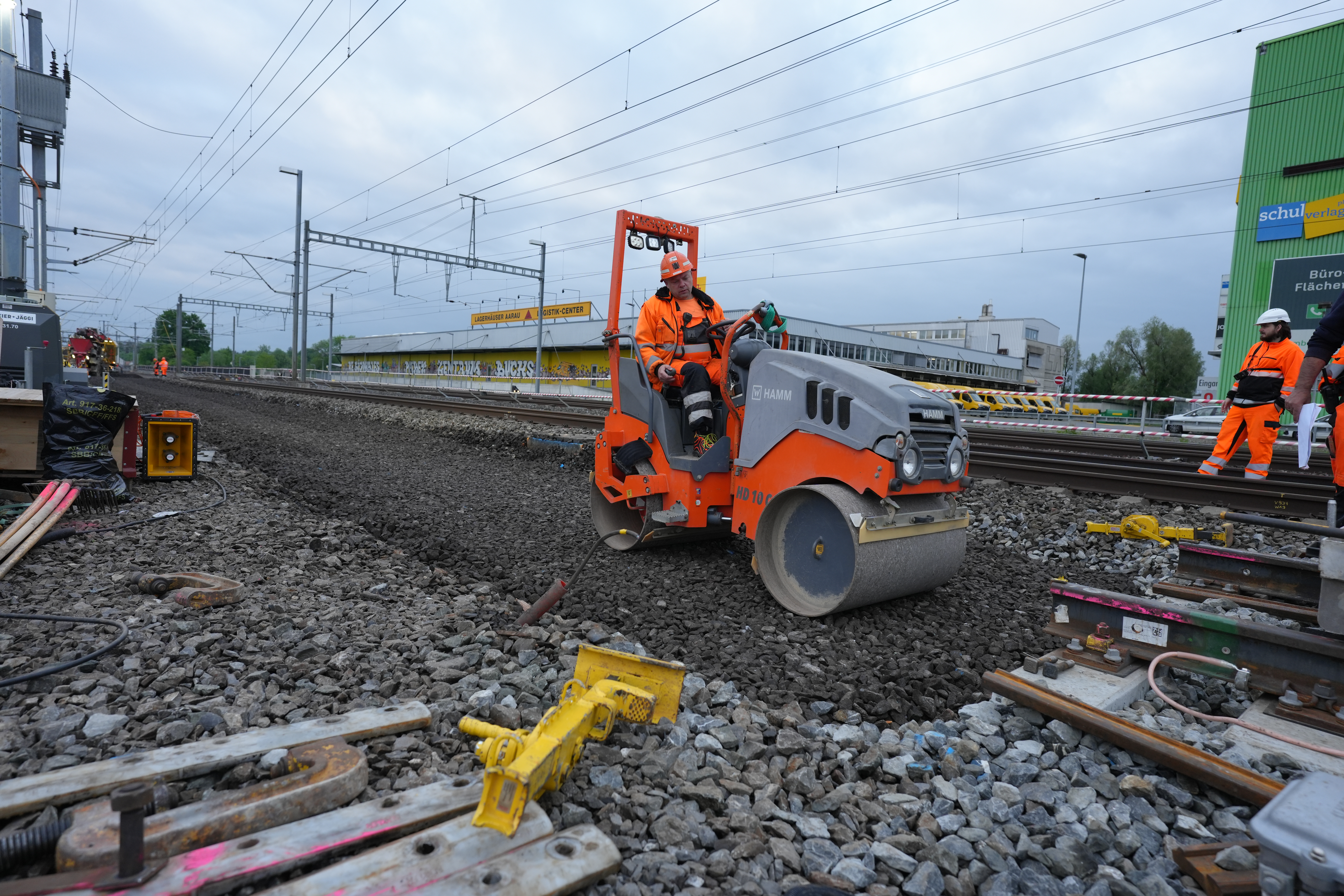 Following the mechanical surfacing stage of the points construction, the HD 10 C VV compacted the ballast to homogenise it further.