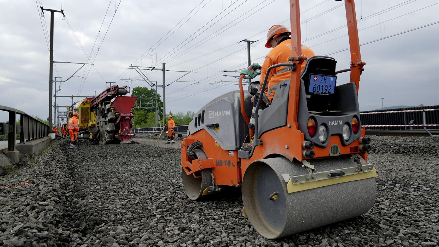 For railway construction works to upgrade the points in Aarau, Switzerland, the Hamm HD 10C VV tandem roller was deployed to complete the ballast works.