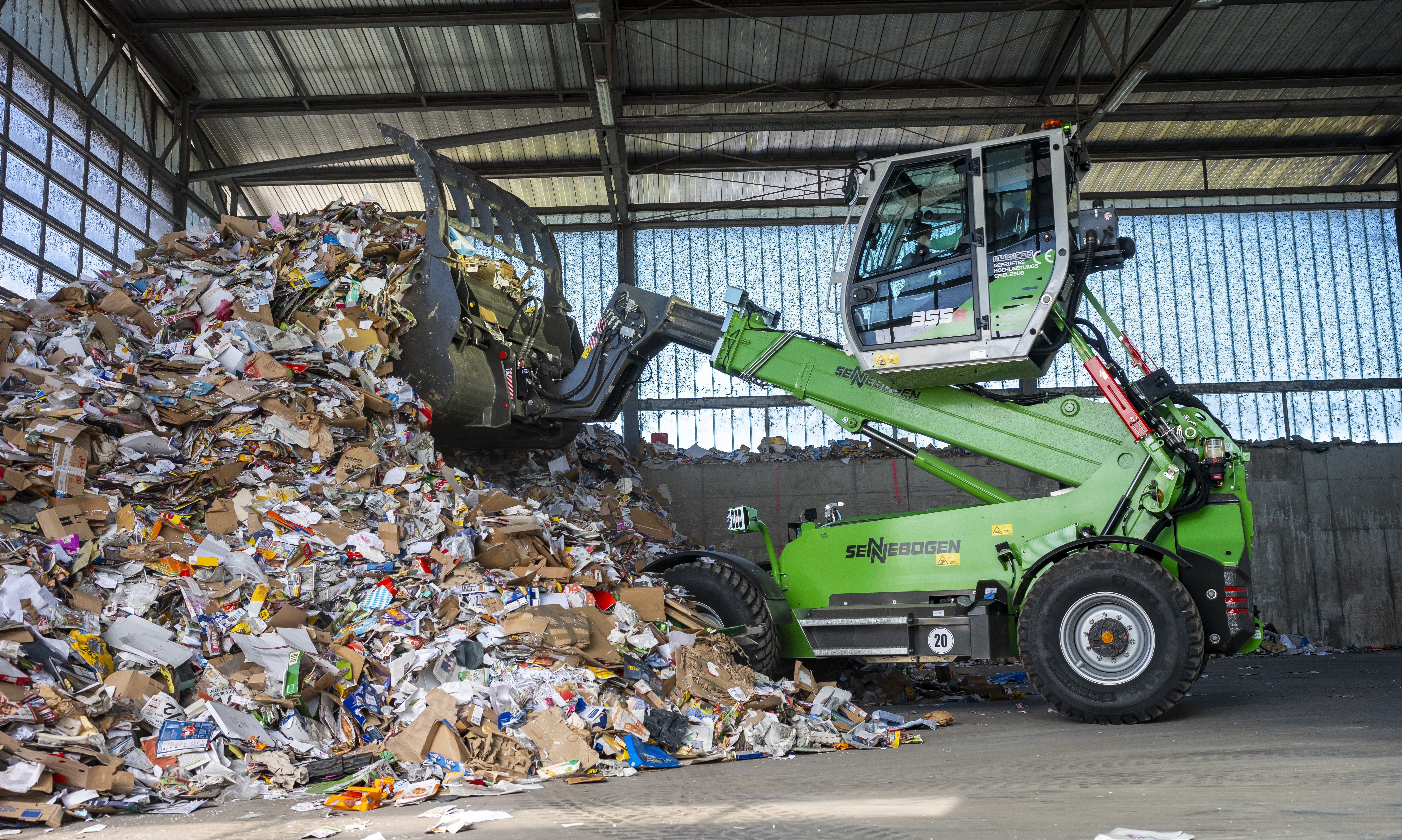 The shovel can be used to transport and load a large amount of paper waste.
