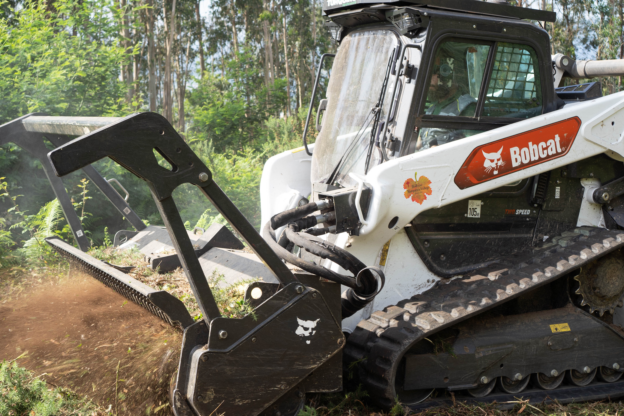 Bobcat T86 Compact Track Loader Revolutionizes Deforestation at Bodegas Marqués de Vizhoja Vineyard in Spain