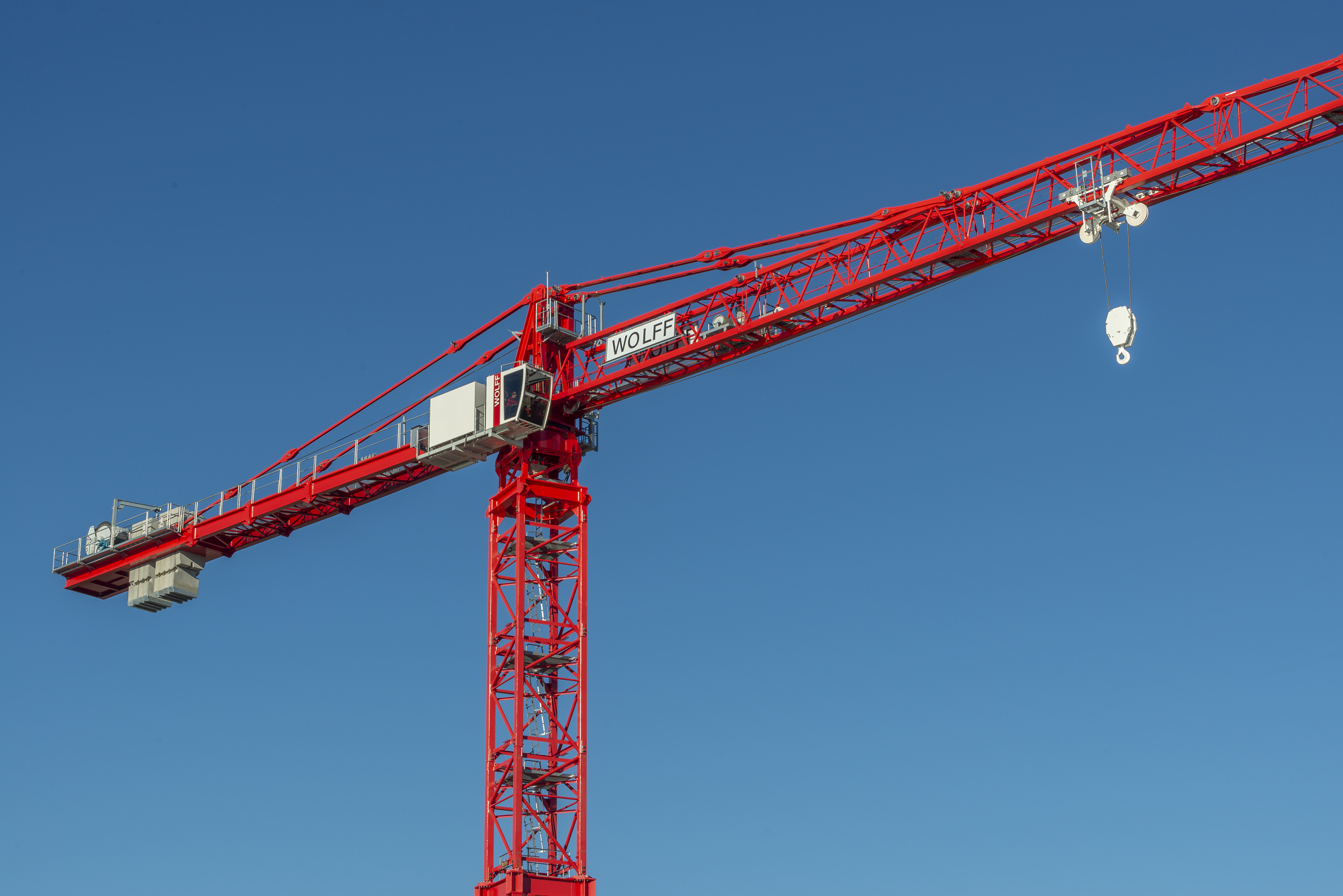 With the low-top design, WOLFFKRAN engineers get the maximum lifting capacity out of the crane. The WOLFF 8076 Compact lifts up to 40 tons.