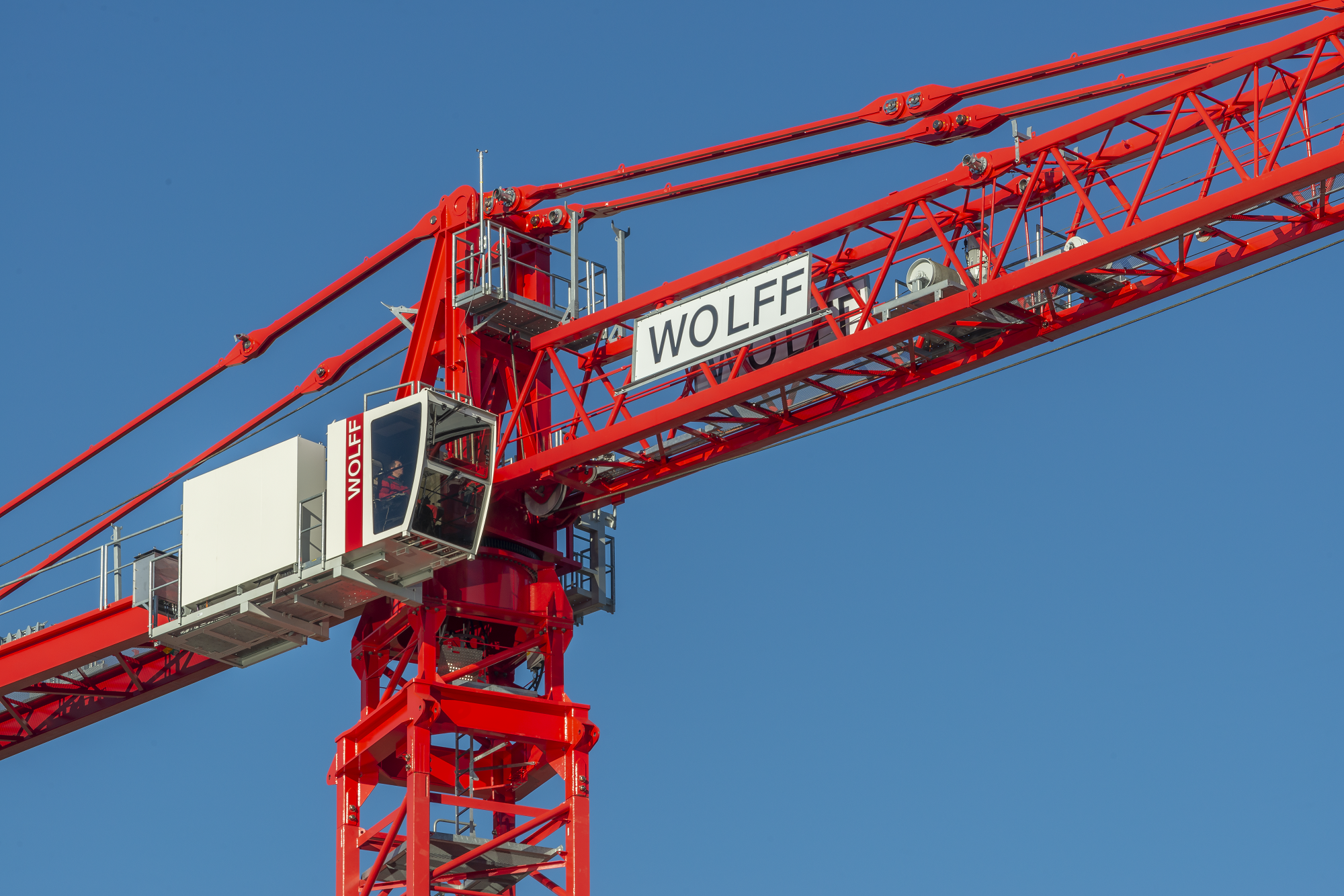 The compact tower top allows several cranes to  stand close to- gether on a con- struction site and  slew over each other.