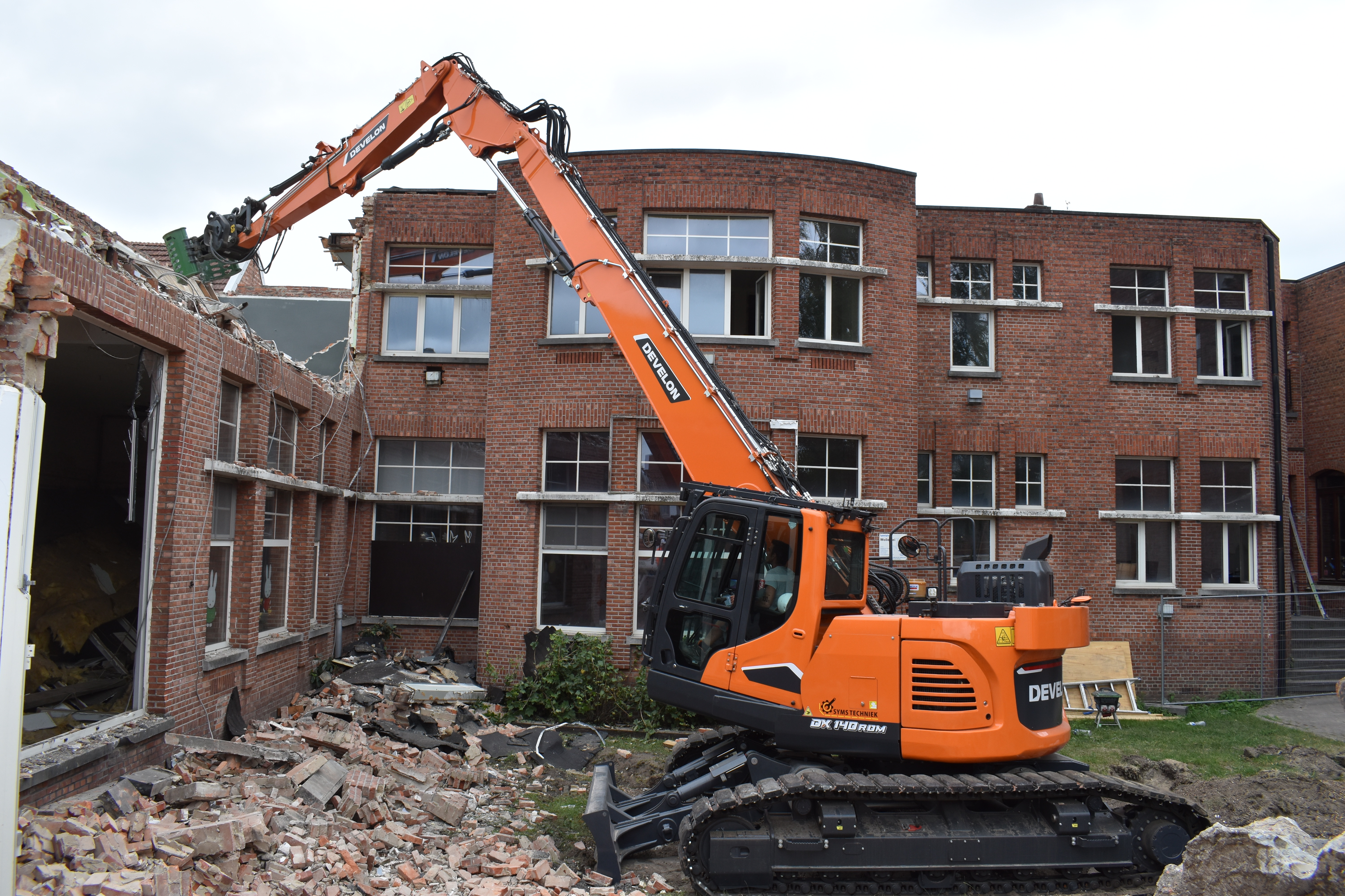 Develon DX140RDM-7 Demolition Excavator