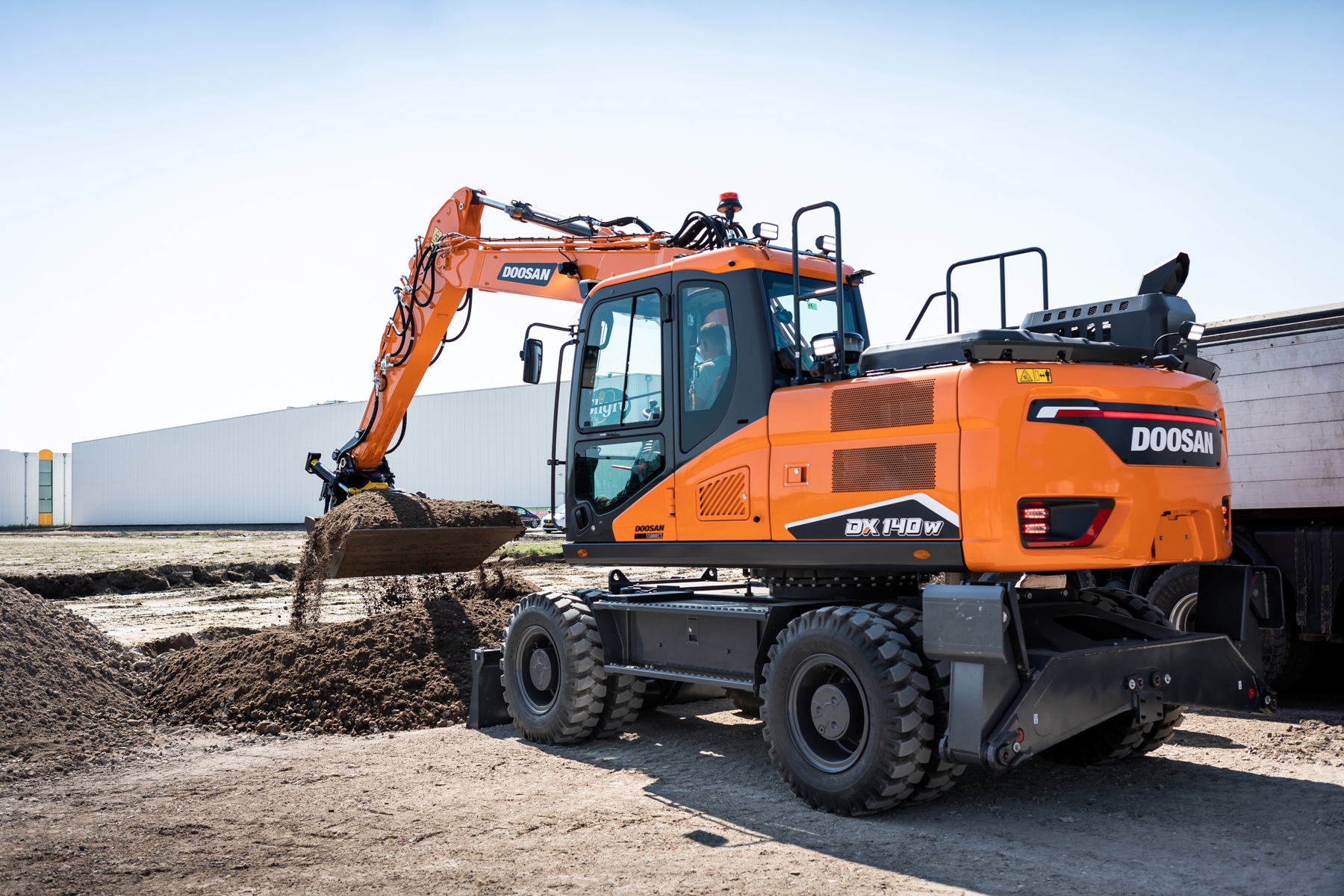 DX140W-7 <br> Image source: DOOSAN INFRACORE EUROPE S.R.O.