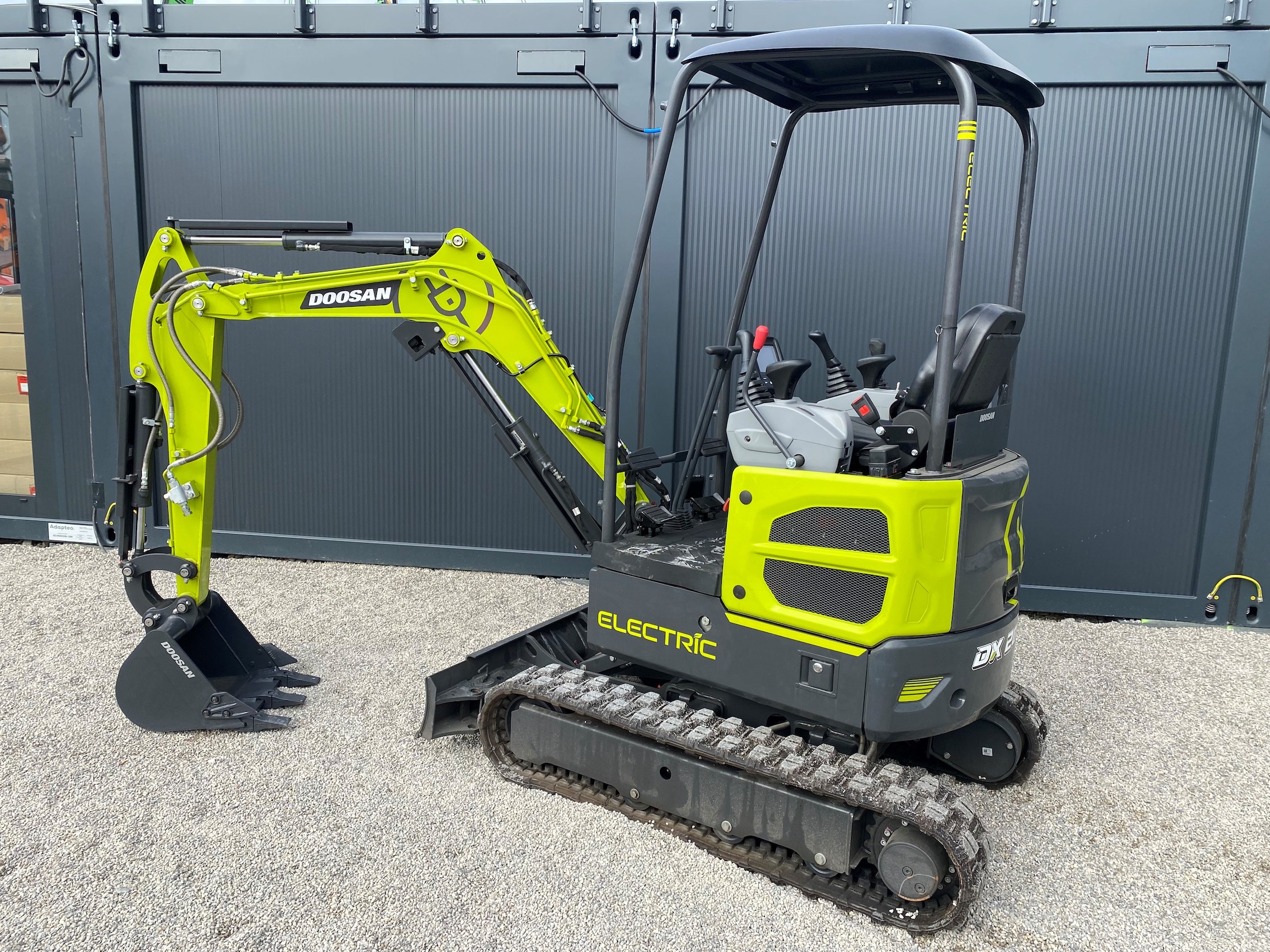 DX20ZE Electric Mini-Excavator