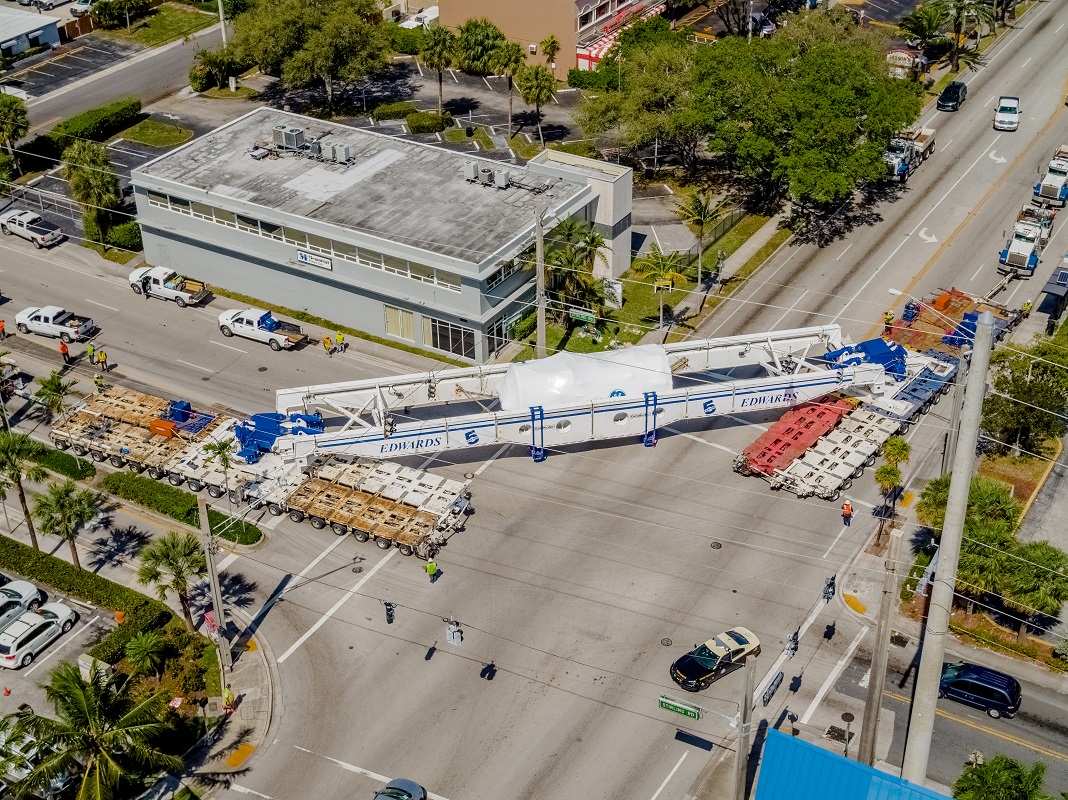 With a total gross weight of 1,877,157lbs (856 tons), the rig with the »FAKTOR« 5 was still a nimble performer on the streets of Fort Lauderdale. <br> Image source: Goldhofer AG