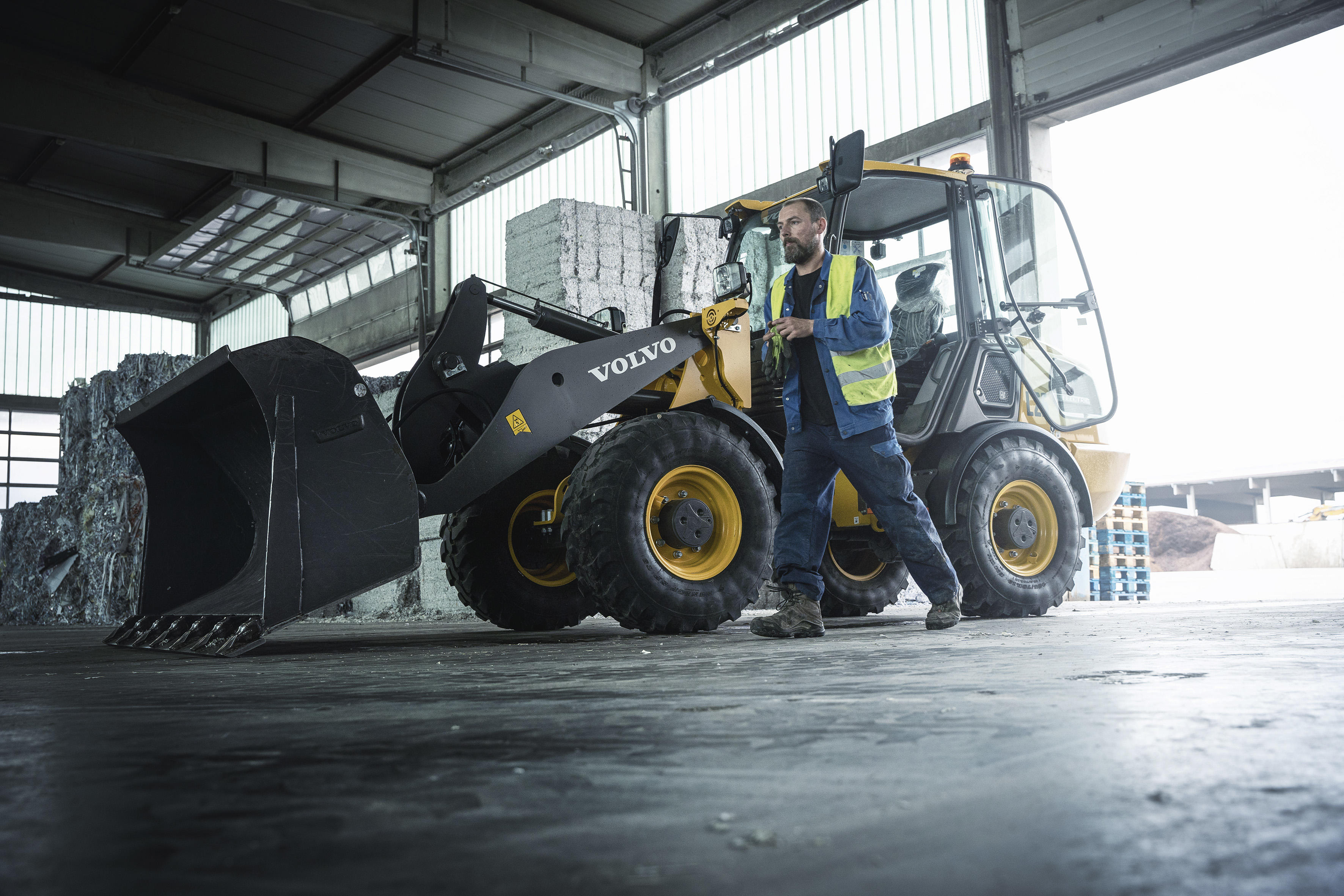 Zero-emission, the Volvo L25 Electric is ideal for use in enclosed spaces