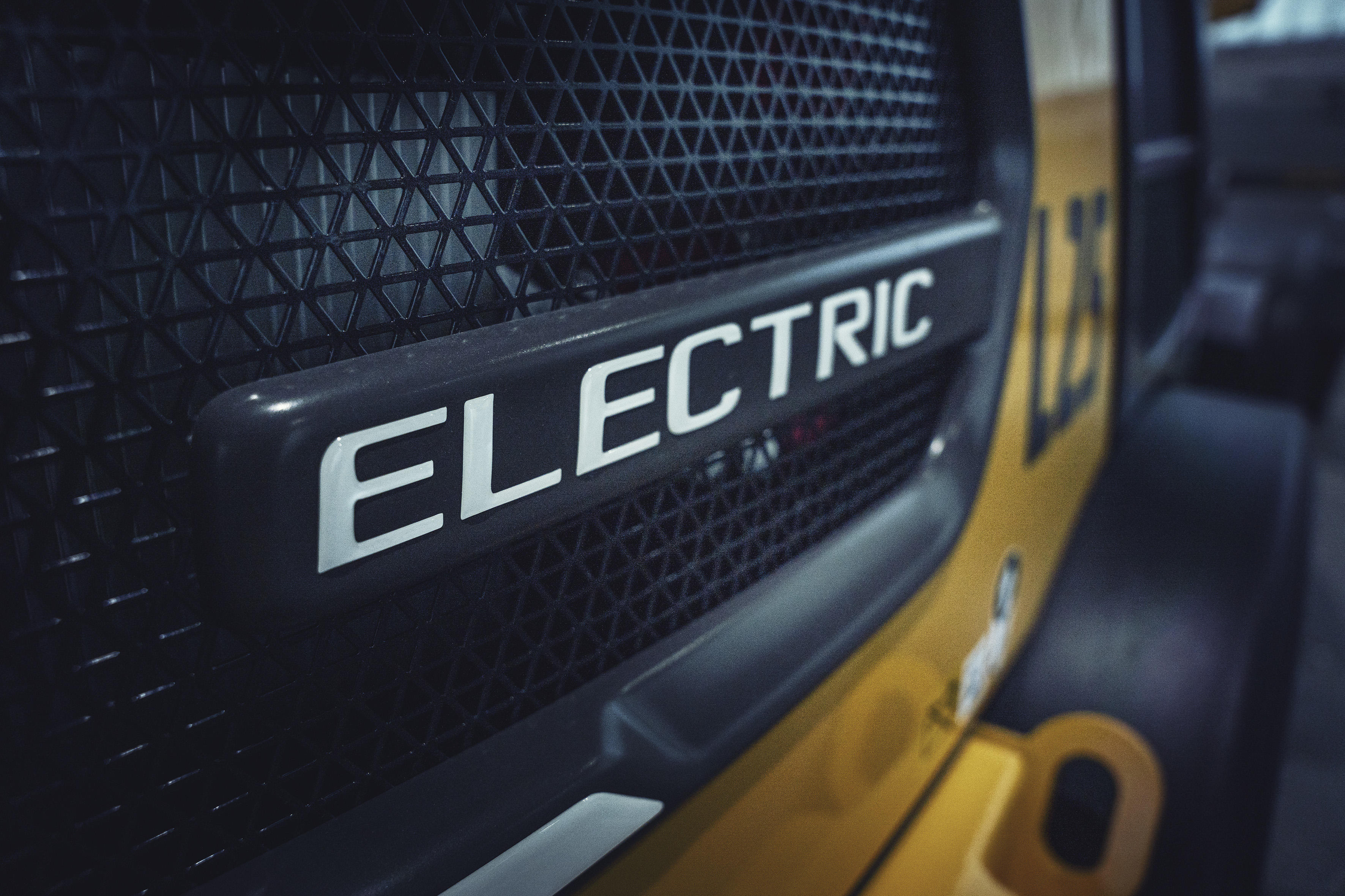 The Volvo L25 Electric packs a battery capacity of 39kWh so it can work continuously for six hours before it requires charging
