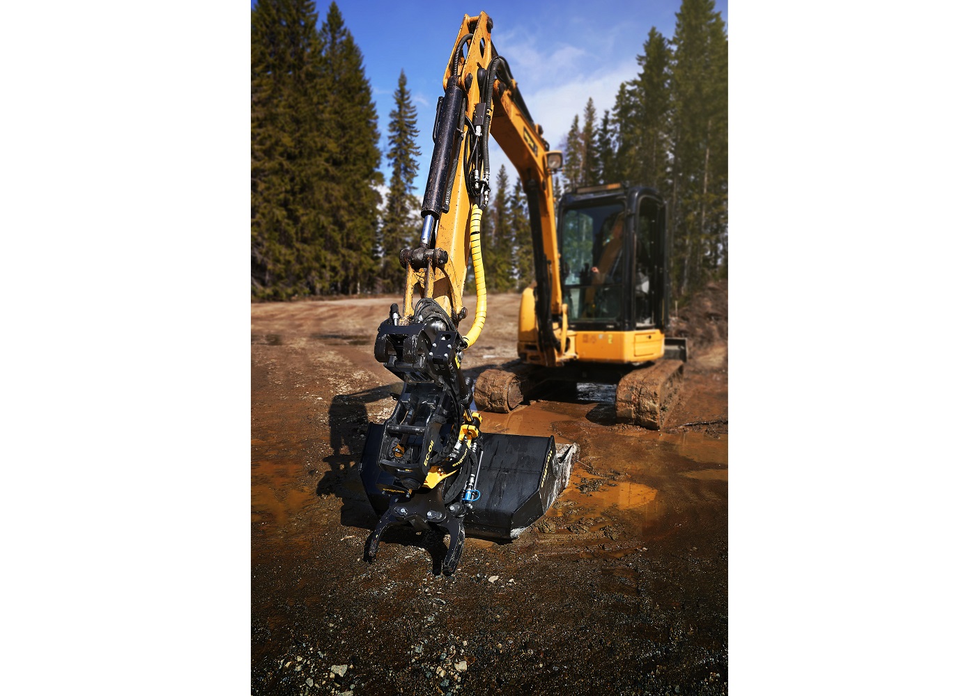 EC206 tiltrotator <br> Image source: engcon