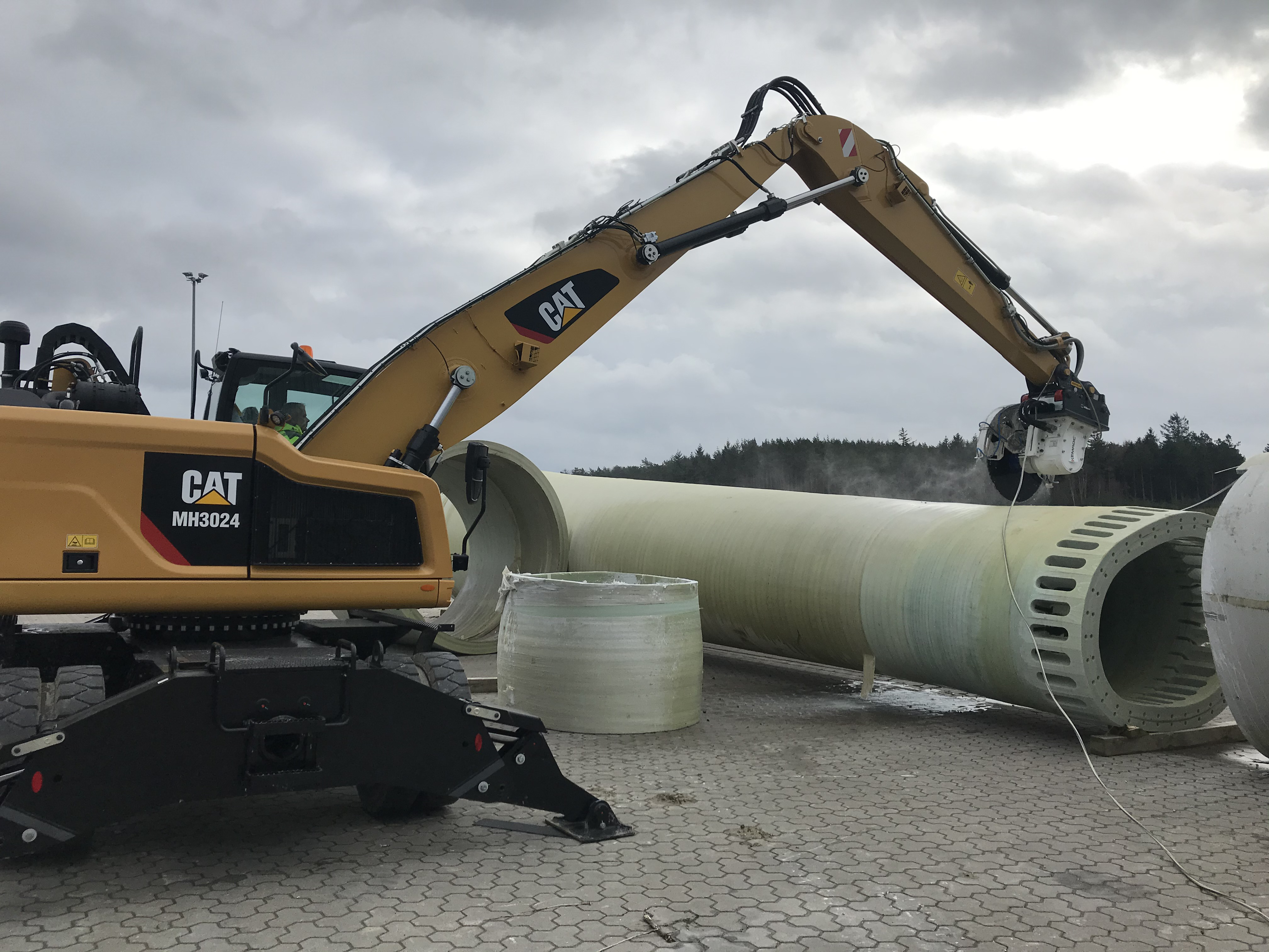 EURECUM uses a CAT MH3024 material handler with a KEMROC KDS 50 diamond saw to cut through wind turbine rotor blades. Photo: KEMROC