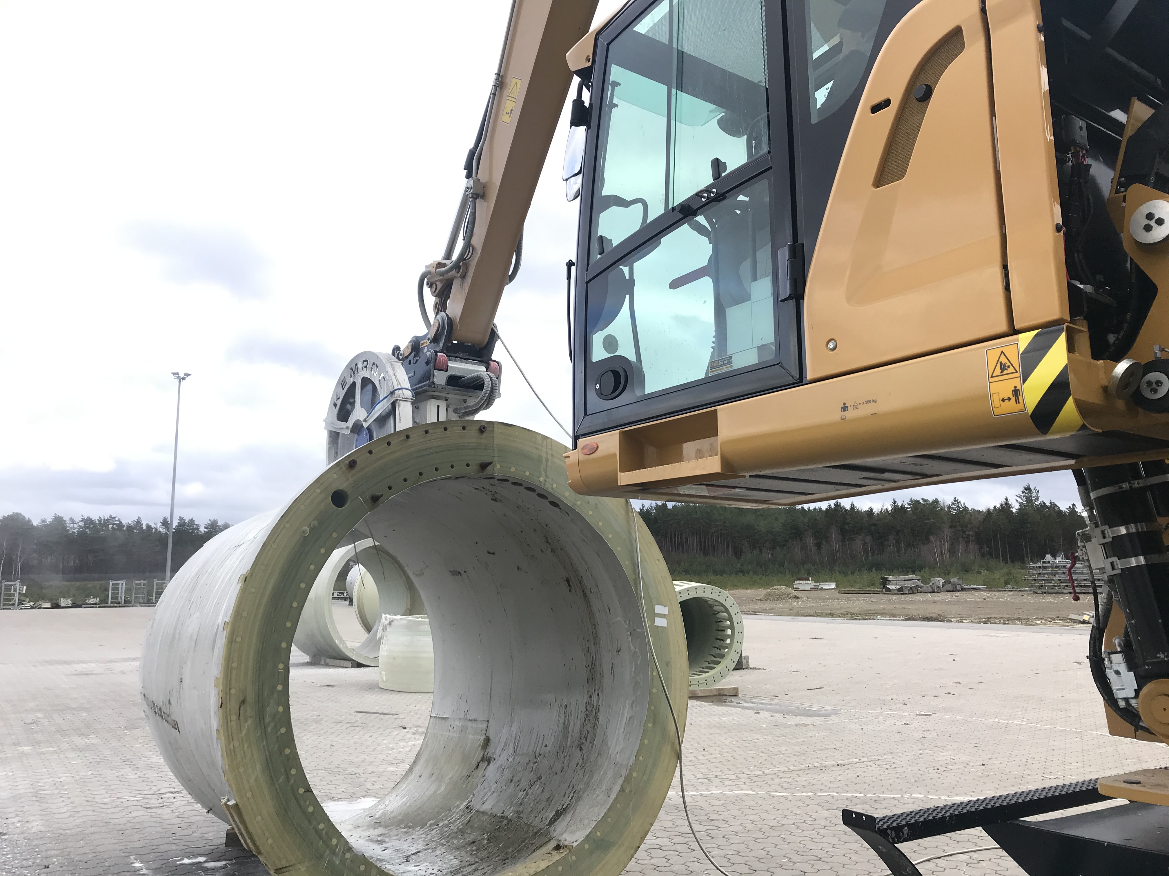 The hydraulically driven diamond saw is used to cut the rotor blades into smaller sections.Photo: KEMROC