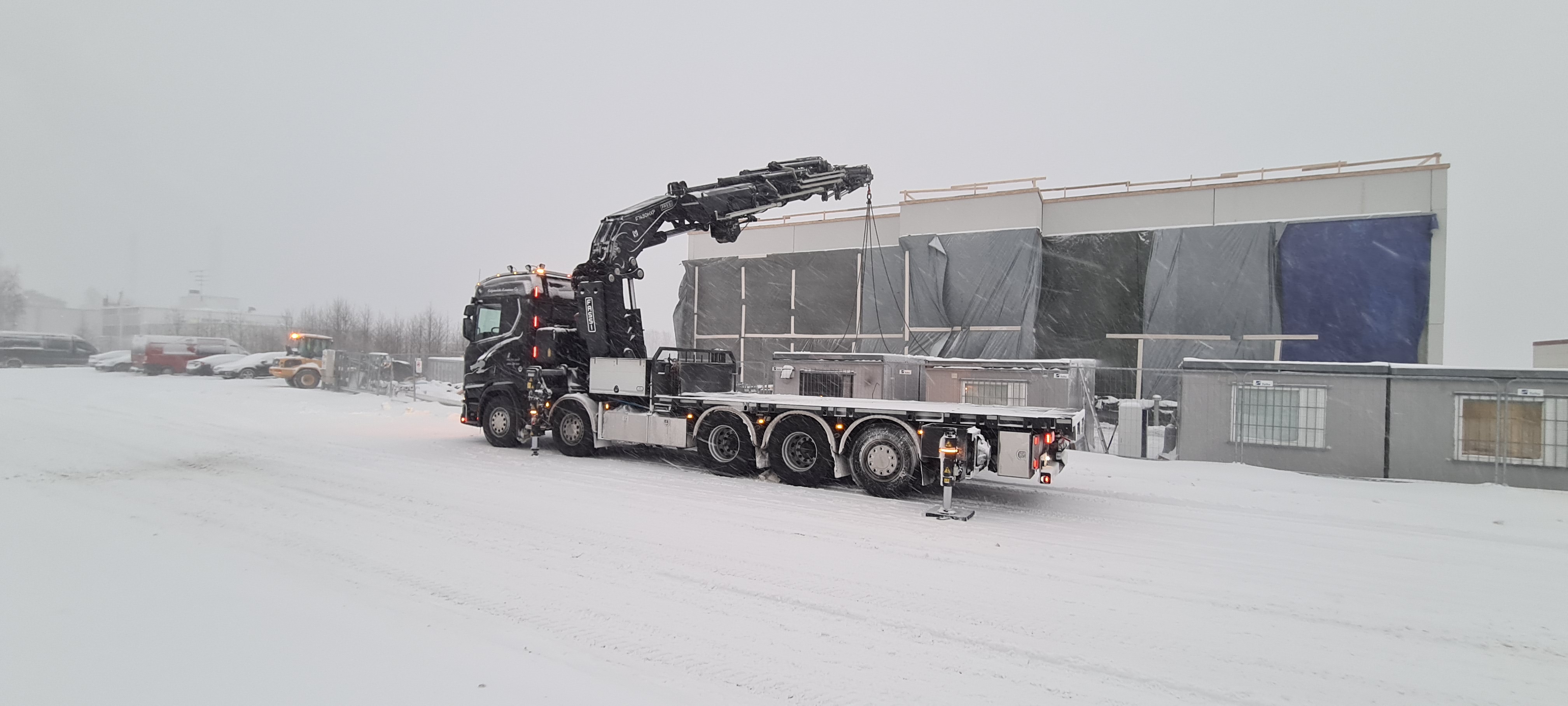 In transport position, the crane is folded transversely to the direction of travel.
