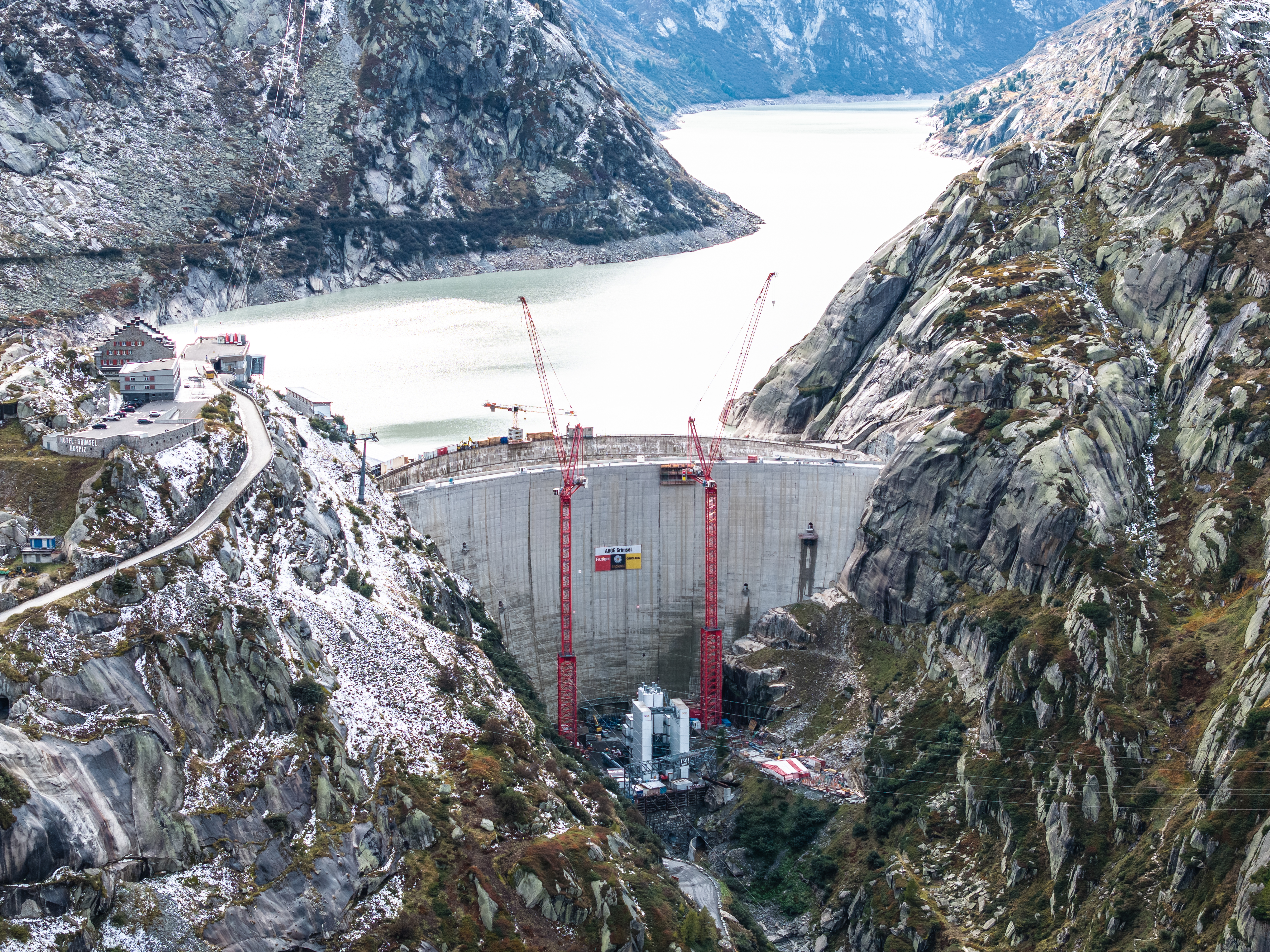 The completed new dam in late Septem-ber 2024, shortly be-fore the dismantling of the first WOLFF crane.