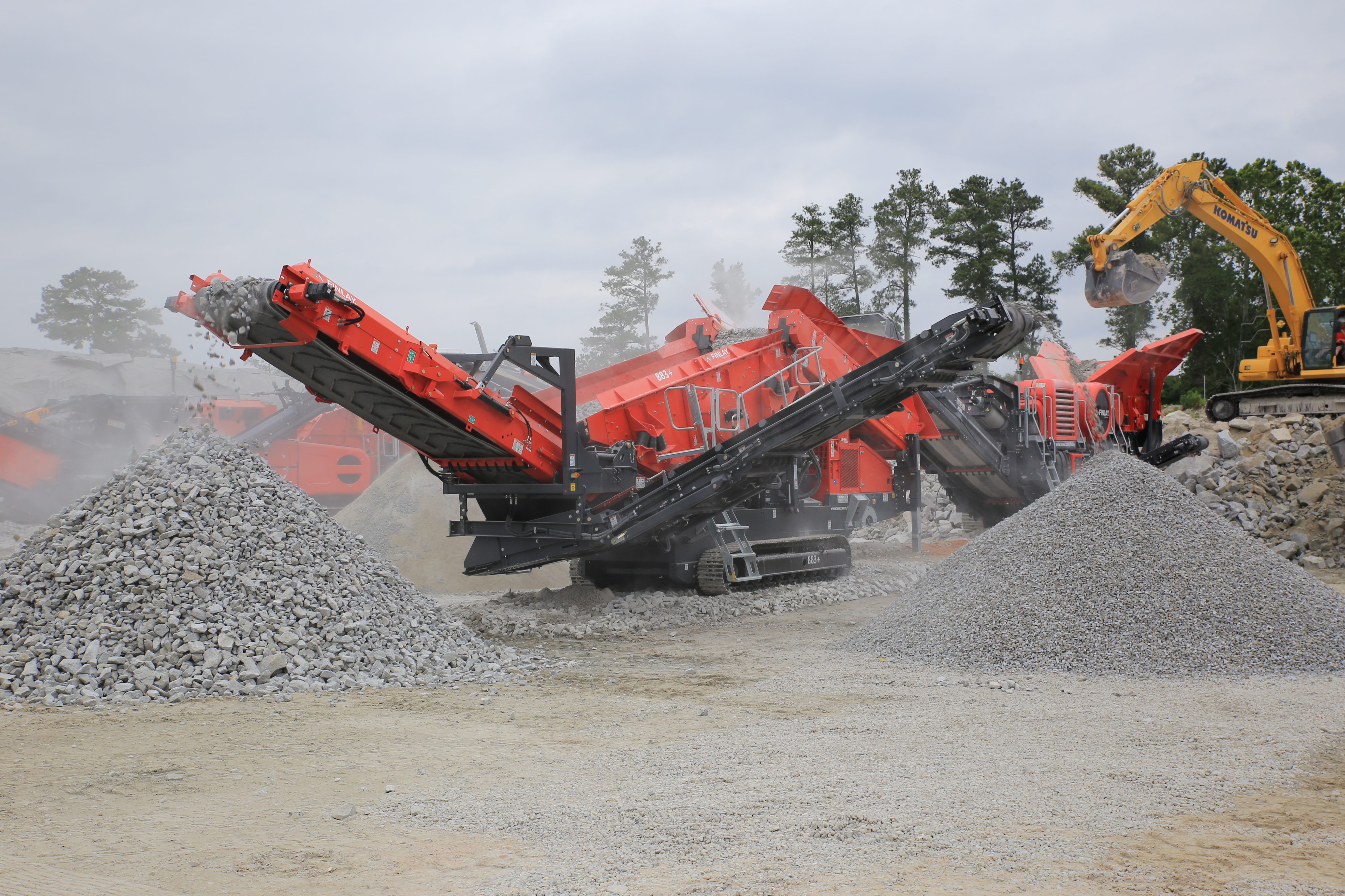 The Finlay 883+ is an adaptable heavy‑duty screen capable of processing up to 600 tph