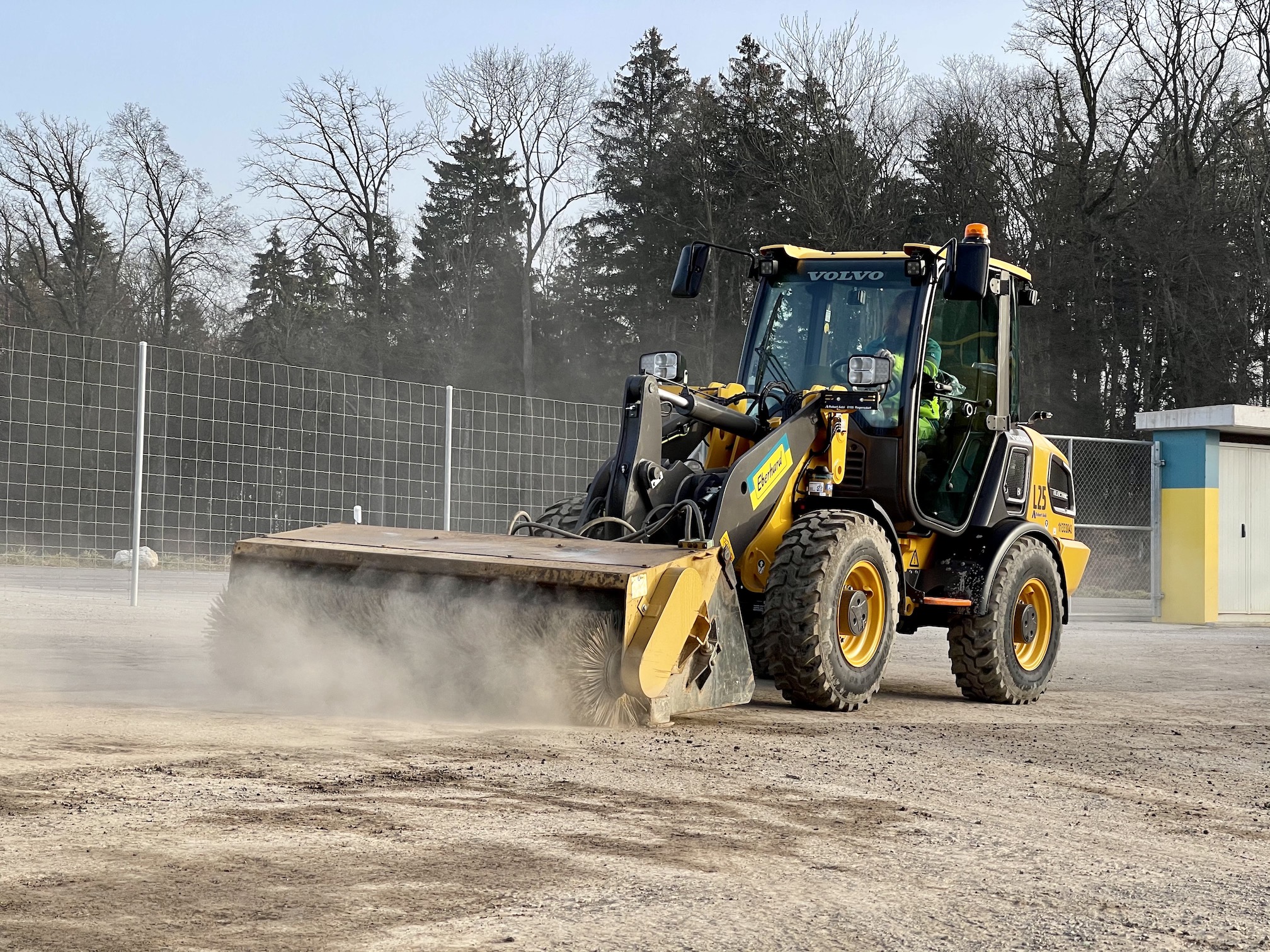 The L25 Electric in operation clearing roads at an Eberhard site <br> Image source: Volvo Construction Equipment