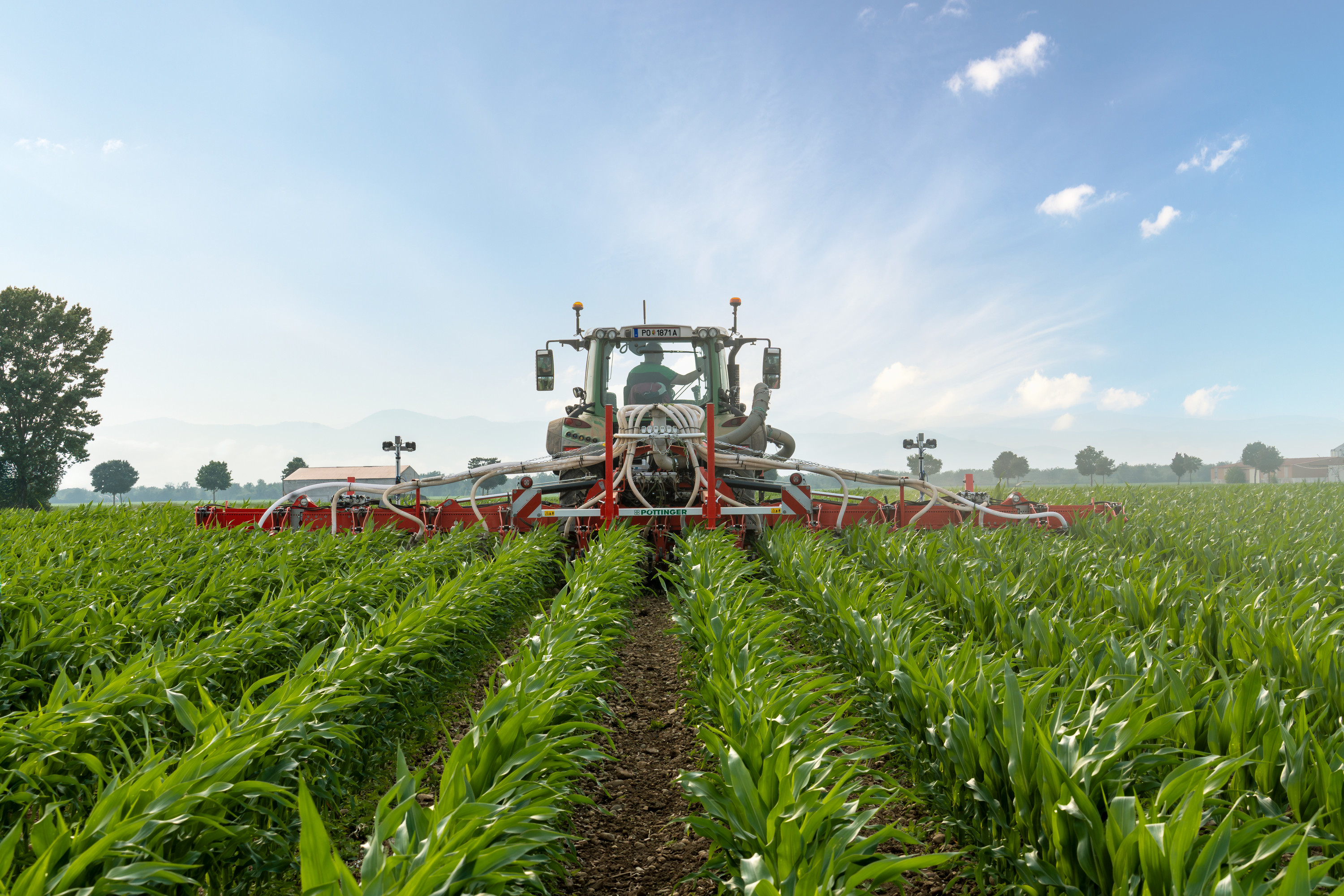 The FLEXCARE V is ideal for mechanical weed control between the rows
