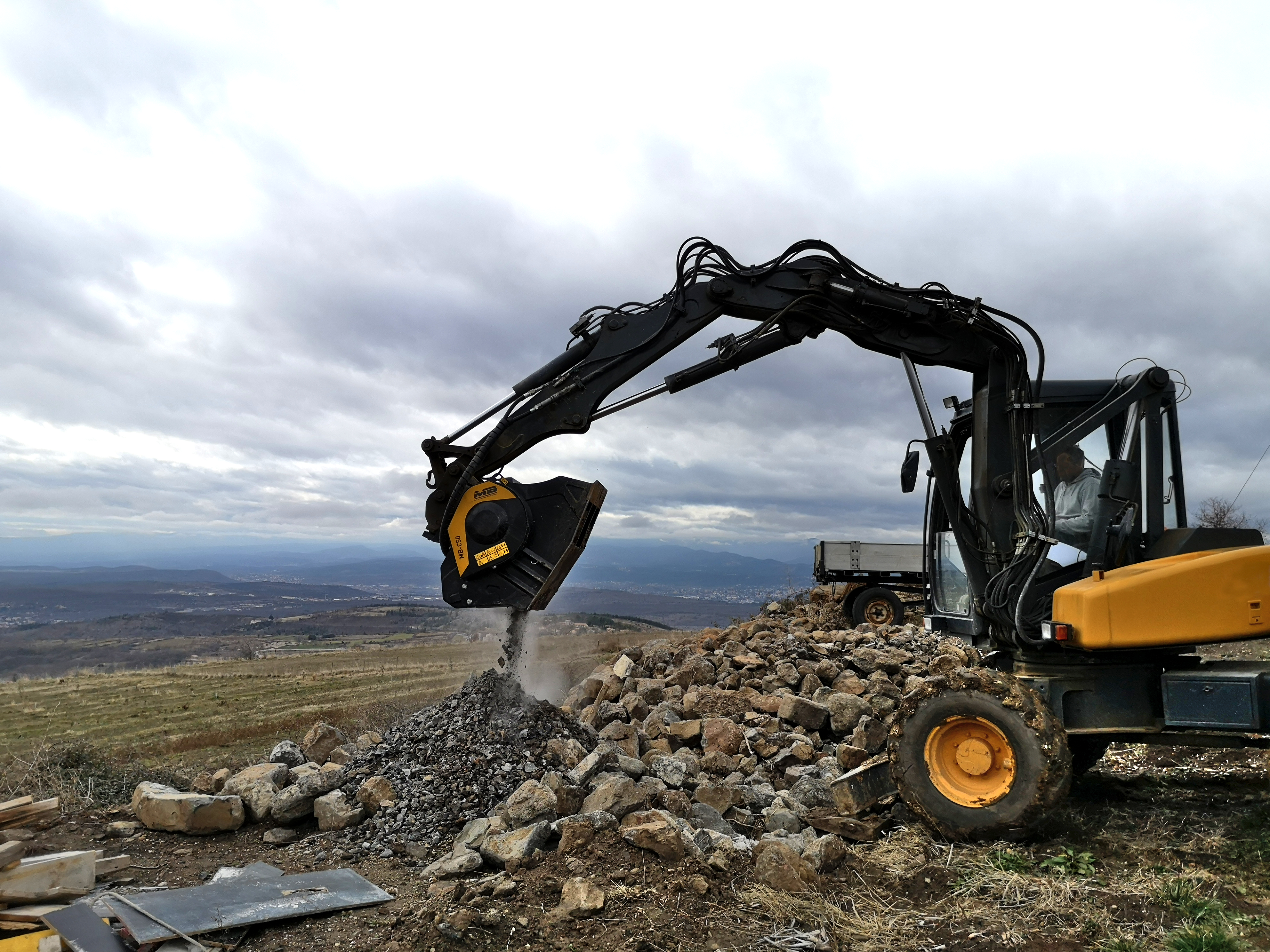 MB Crusher MB-C50 - Mecalac 12MXT