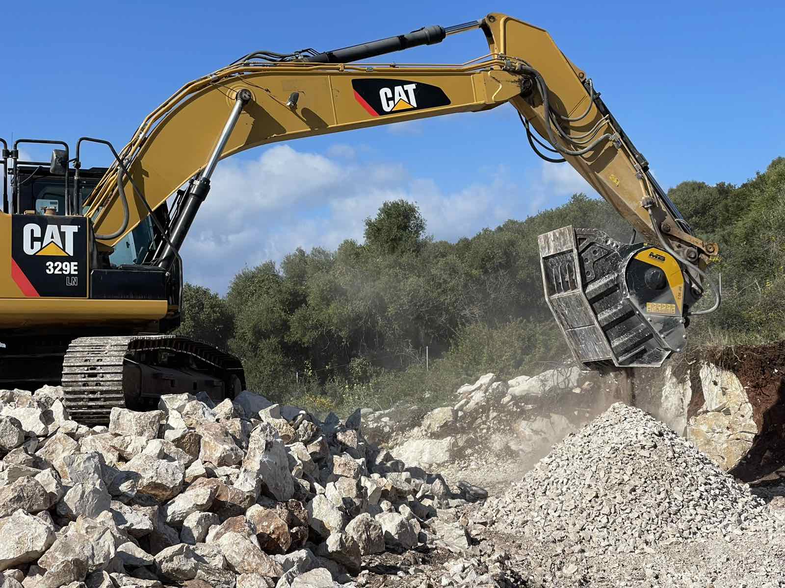 Caterpillar 329E - Greece - Recycling - Sea rocks