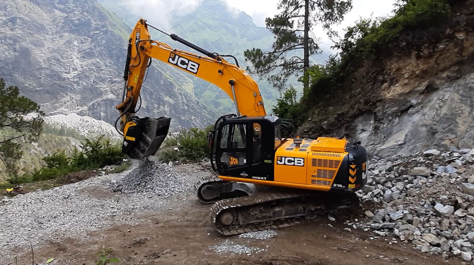 BF70.2 - JCB215LC - India - Recycling - Rocks