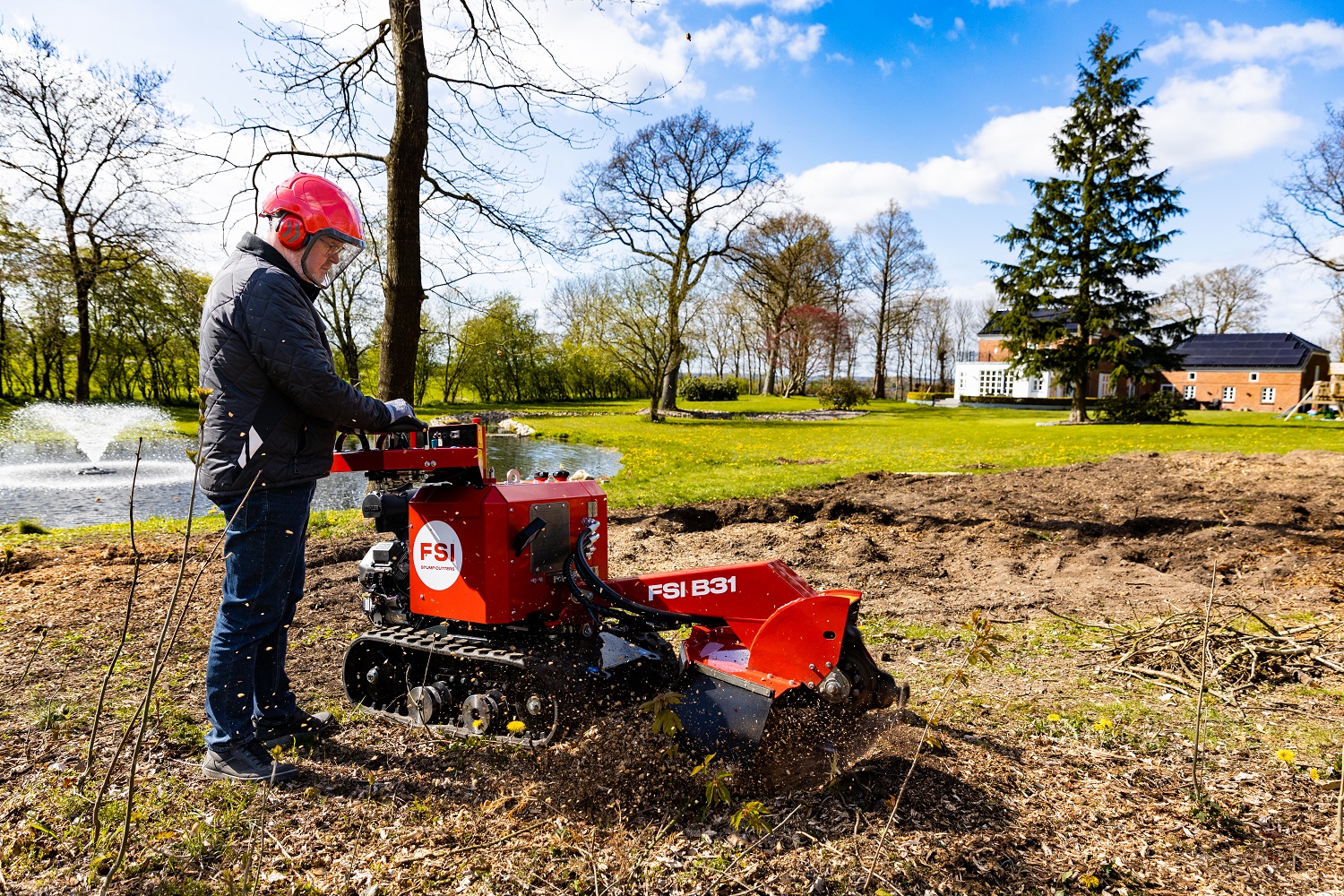 Compact VOGT stump grinder with crawler chassis